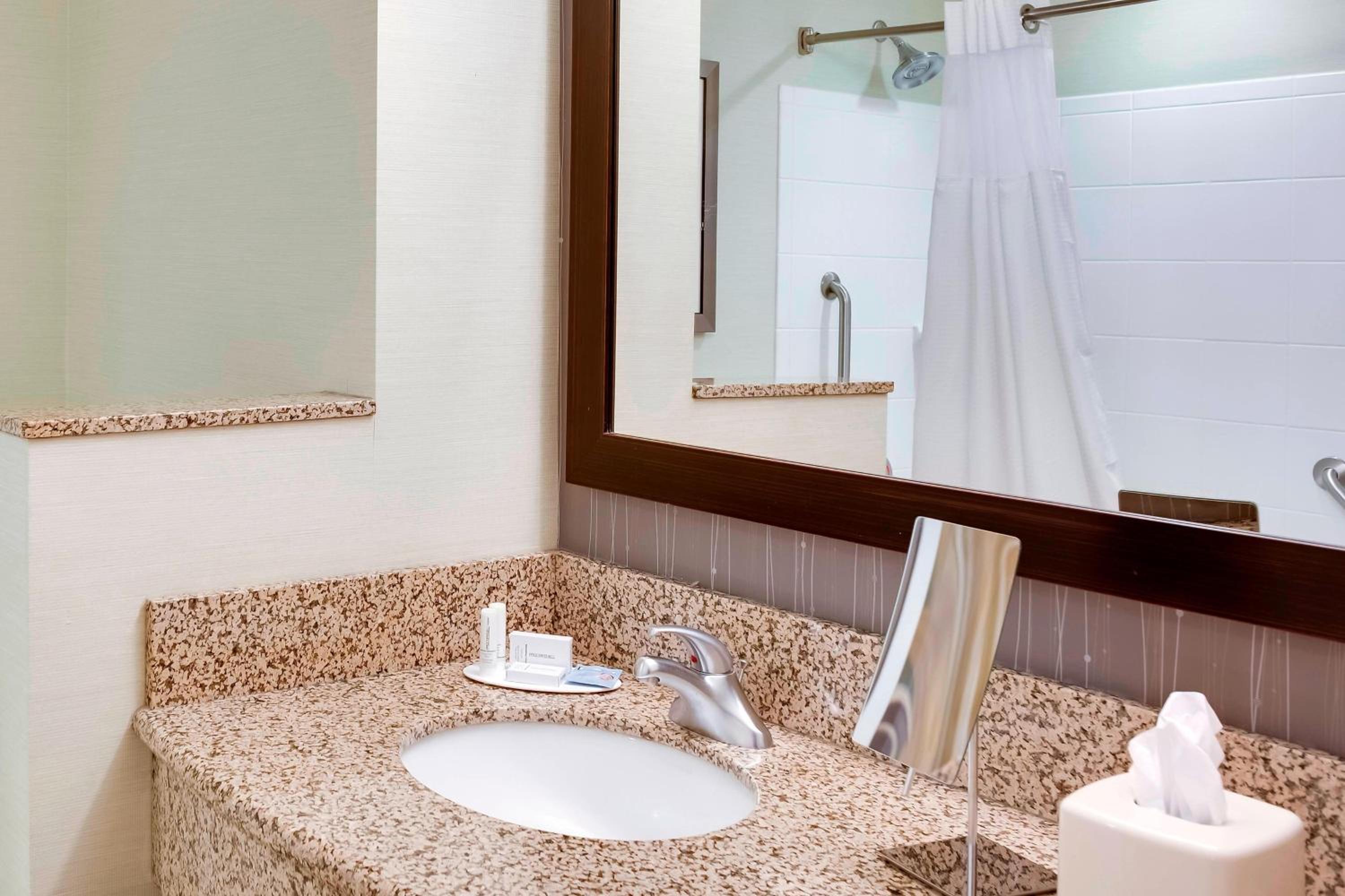 Queen Suite - Photo 2
