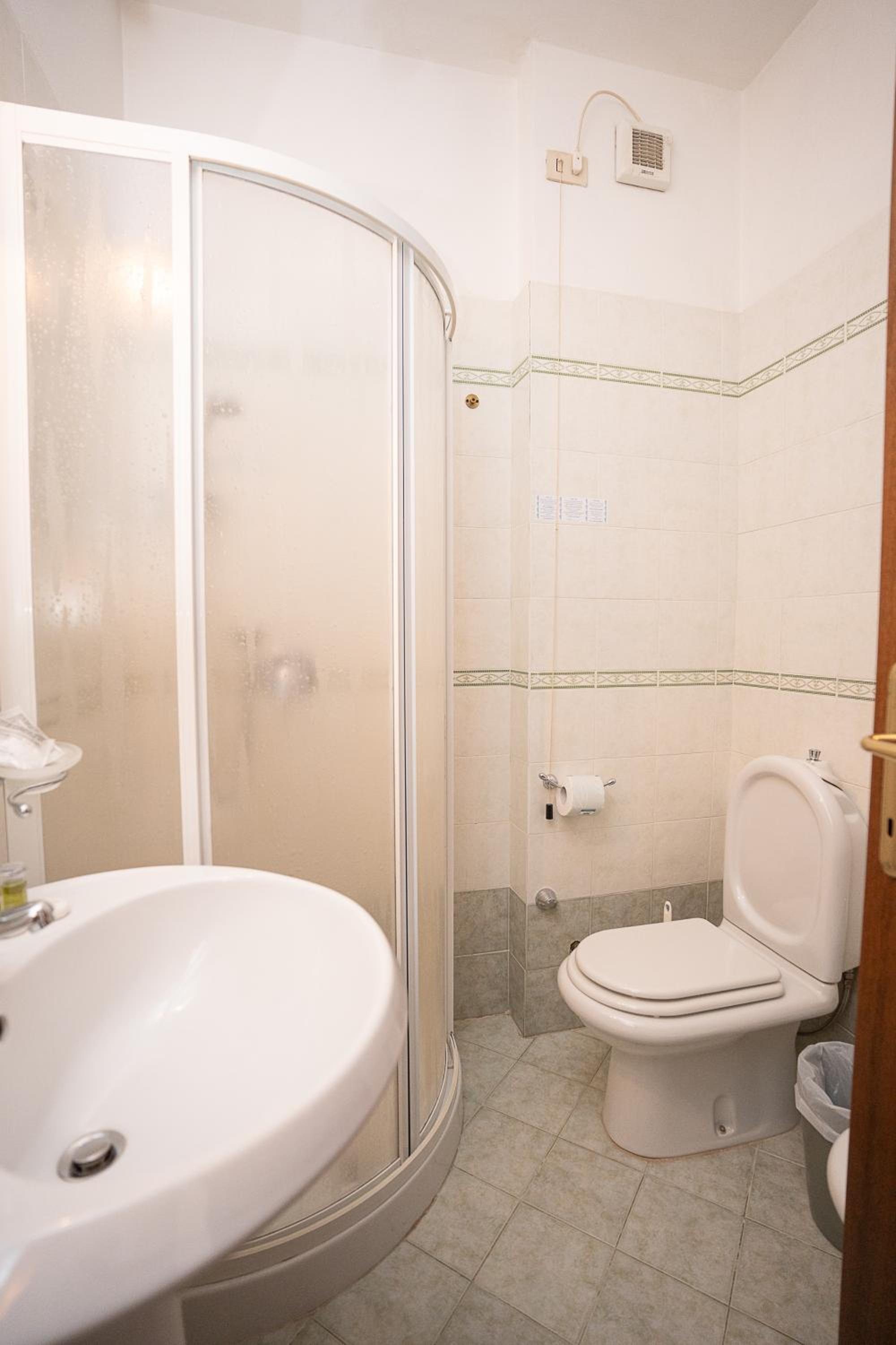 Double Room - Photo 5