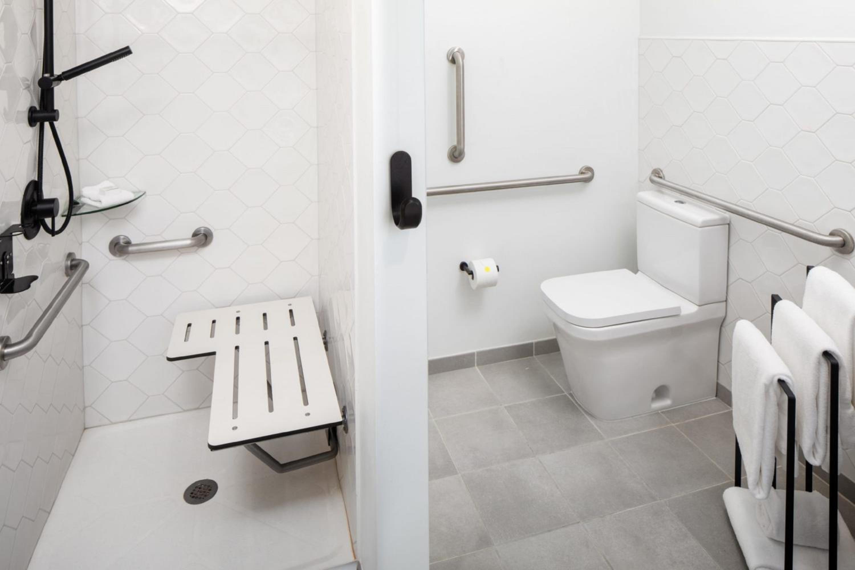 Accessible King Room - Photo 2