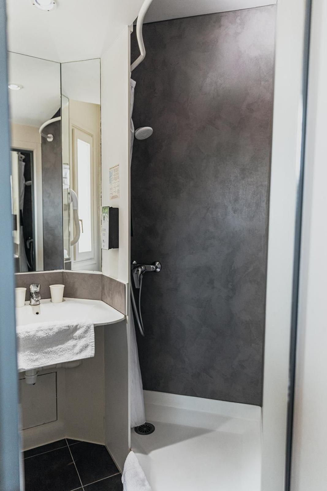 Triple Room with 1 Double Bed and 1 Sofa Bed photo 3
