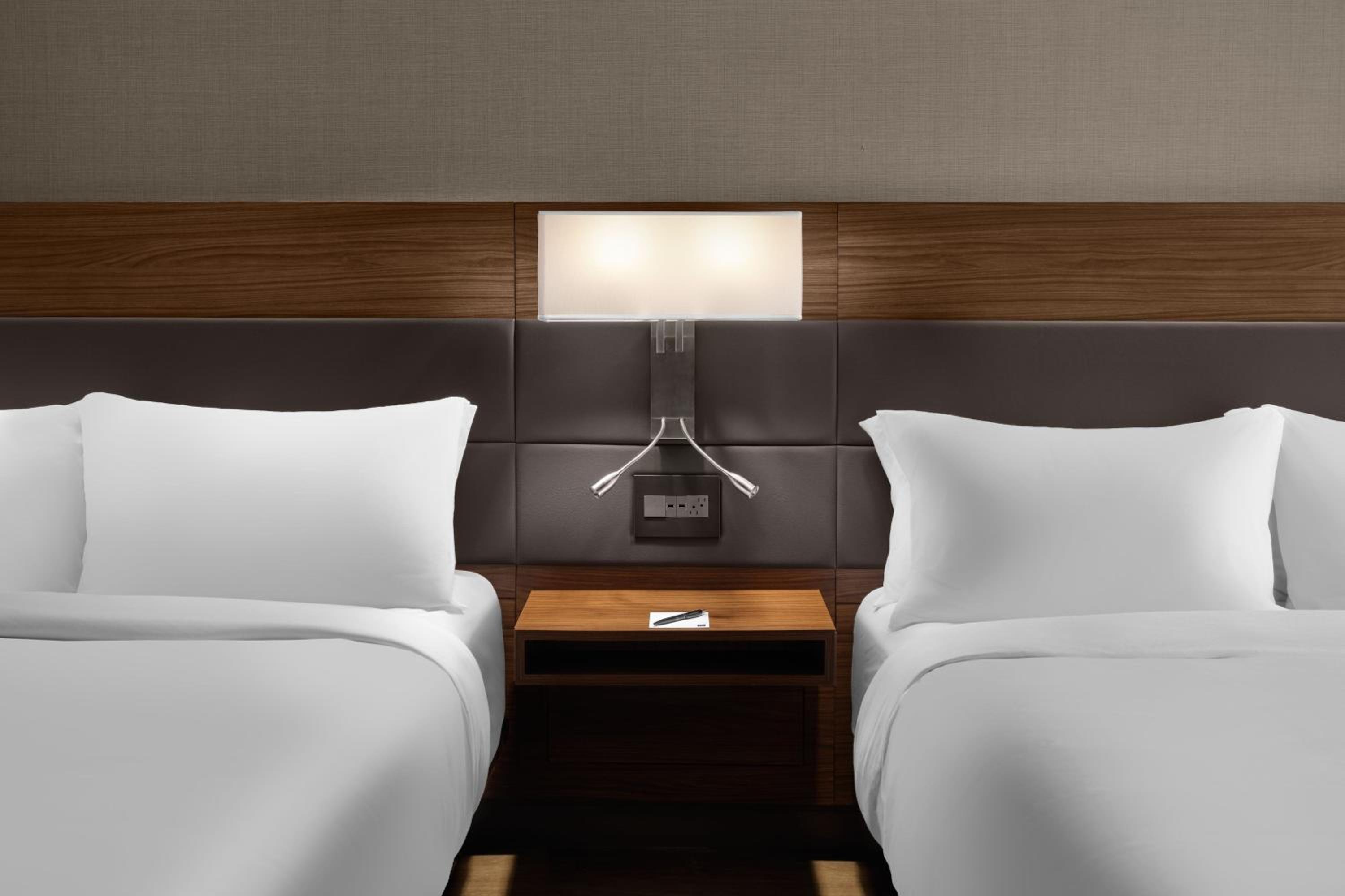 Queen Room with Two Queen Beds and Adapted Tub - Mobility Accessible - Photo 4