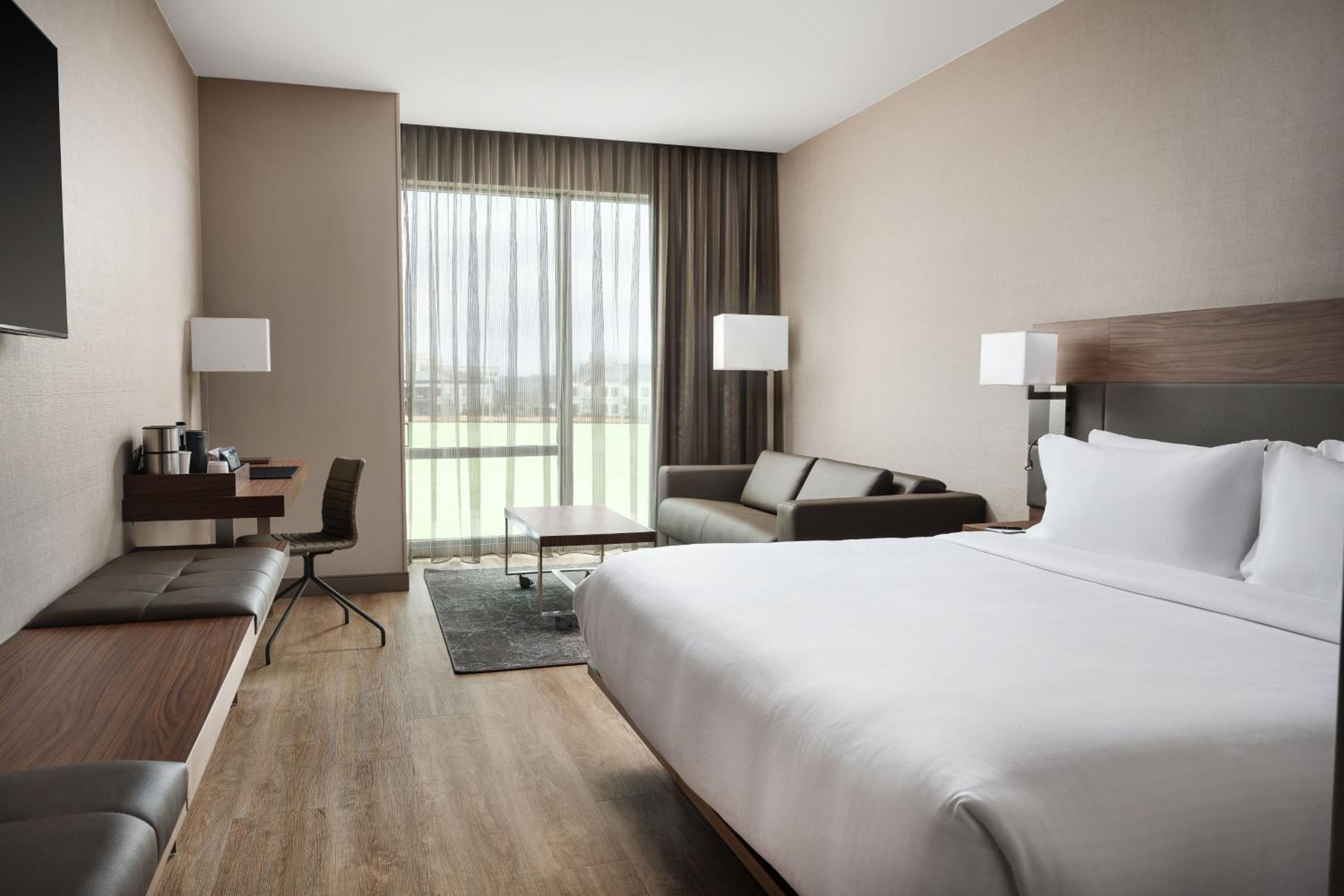 King Room with Sofa Bed and Transfer Shower - Mobility Accessible - Photo 1