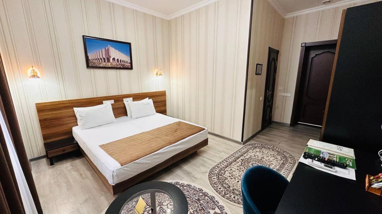 Double or Twin Room with Private Bathroom - Photo 9