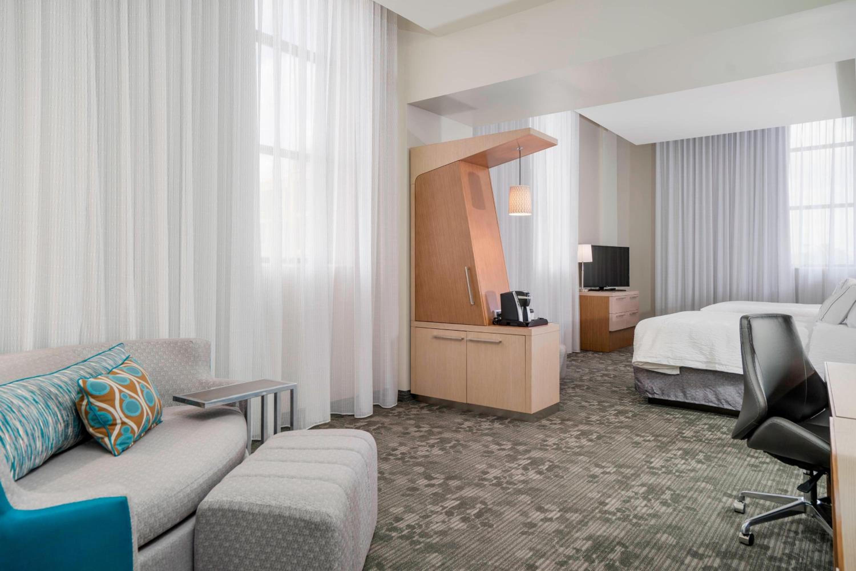 Larger Guest room, 2 Queen, Sofa bed