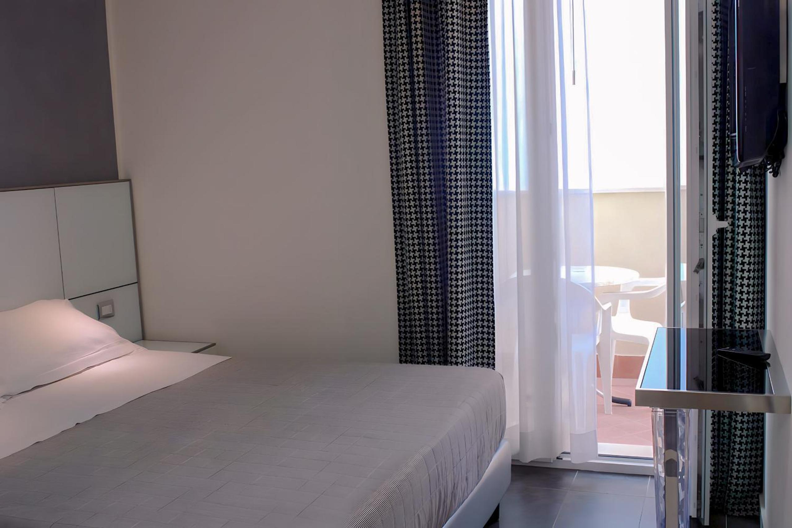 Suite with Balcony (3 Adults) - Photo 7
