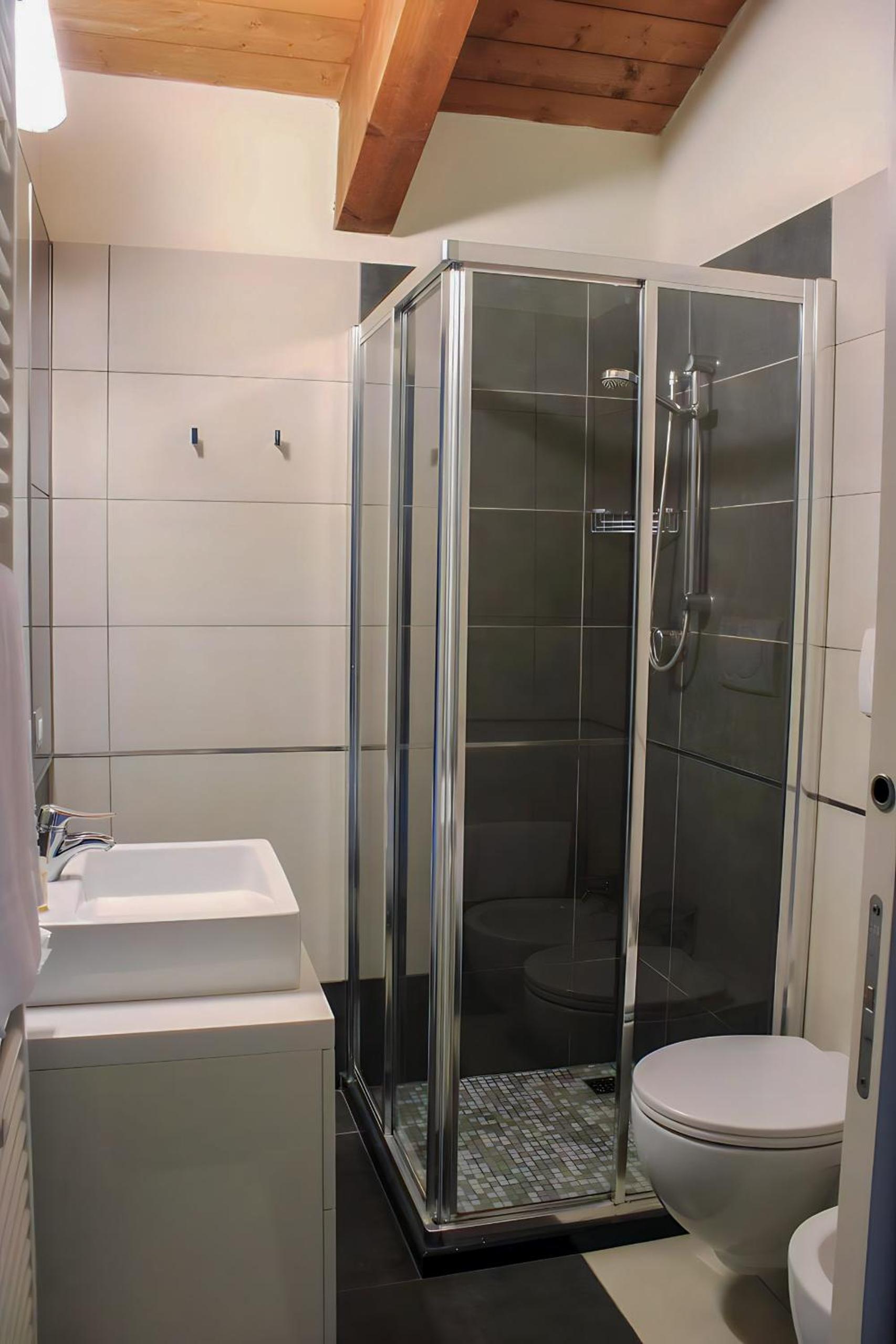 Suite with Balcony (3 Adults) - Photo 9
