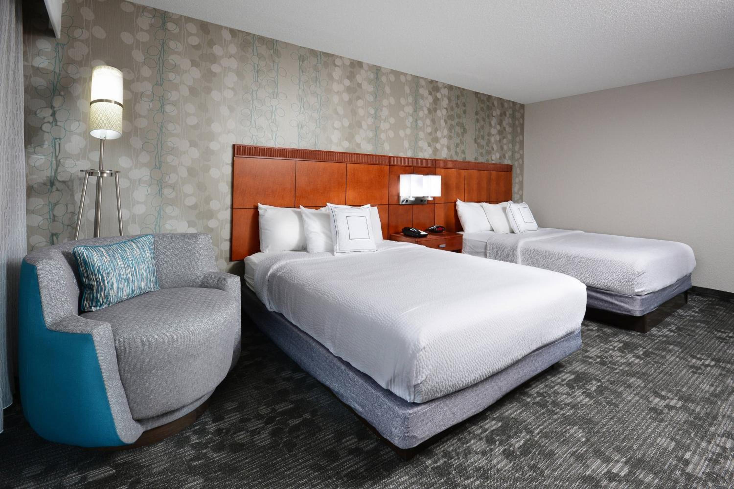 Queen Room with Two Queen Beds - Non-Smoking - Photo 6