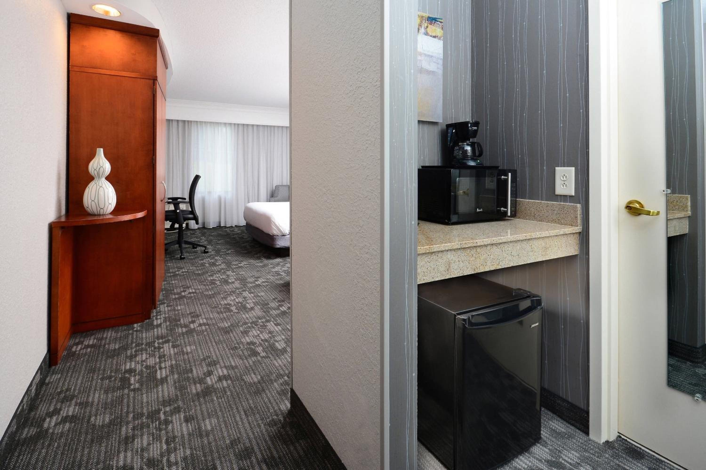 Queen Room with Two Queen Beds - Non-Smoking - Photo 4