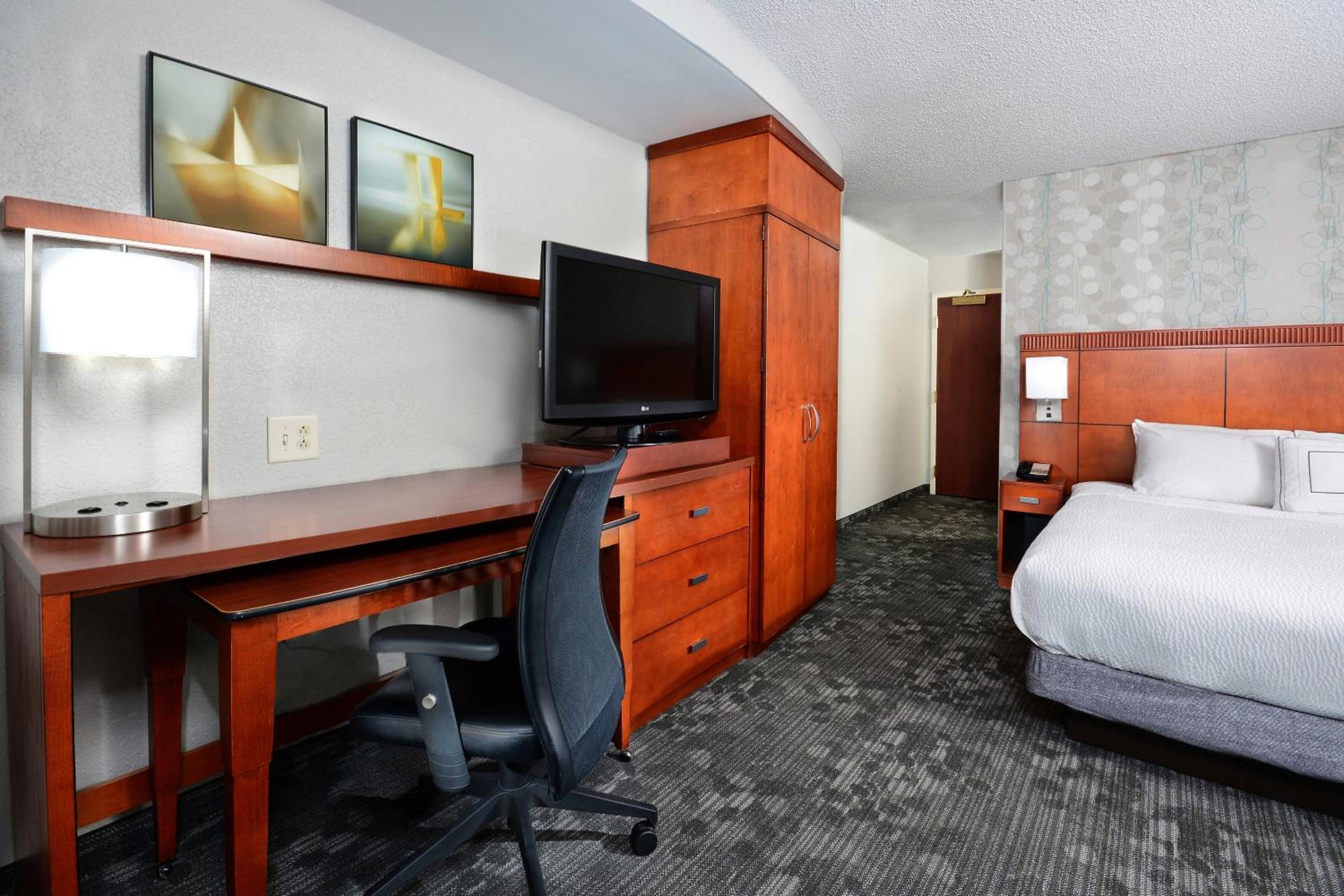 King Room with Sofa Bed and Adapted Tub - Mobility and Hearing Accessible - Photo 5