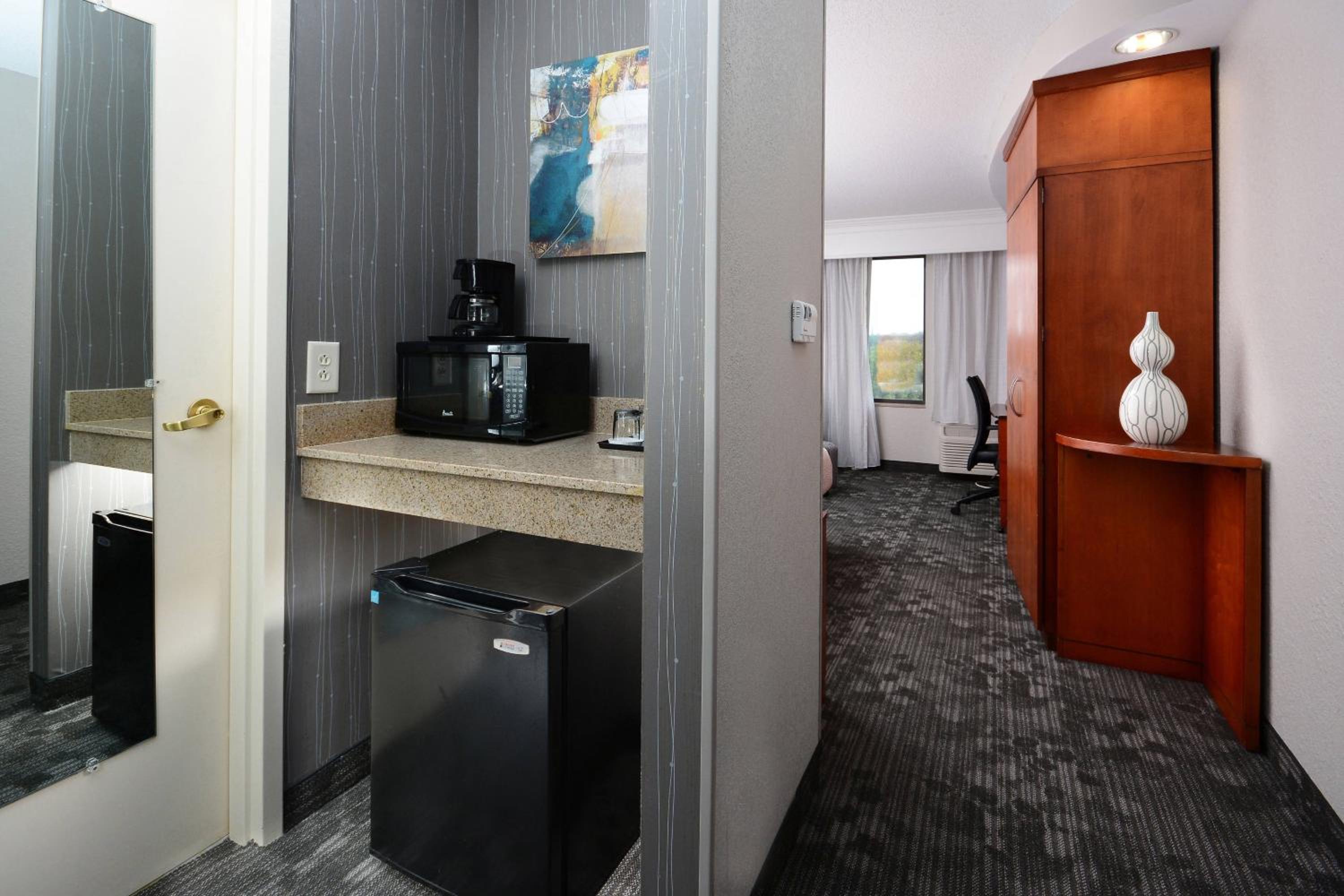 King Room with Sofa Bed and Adapted Tub - Mobility and Hearing Accessible - Photo 4