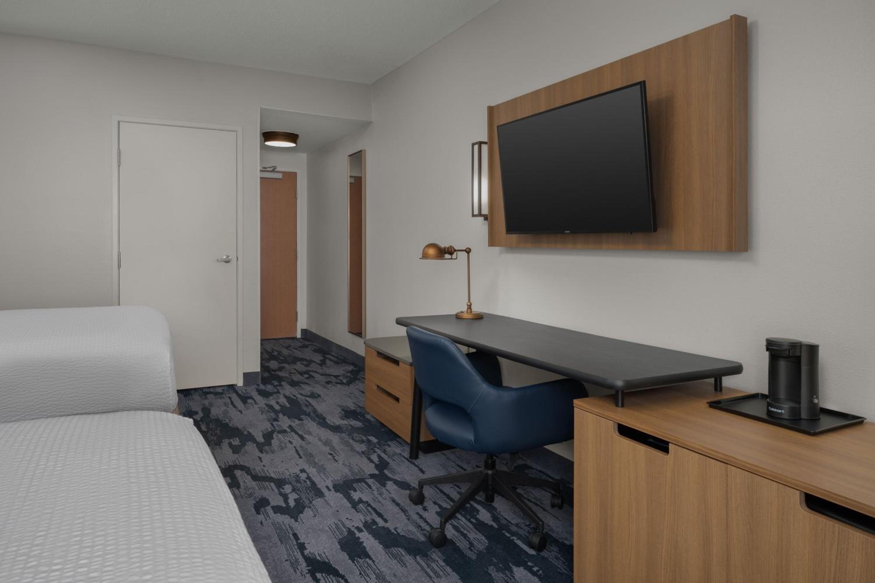 Queen Room with Two Queen Beds photo 3