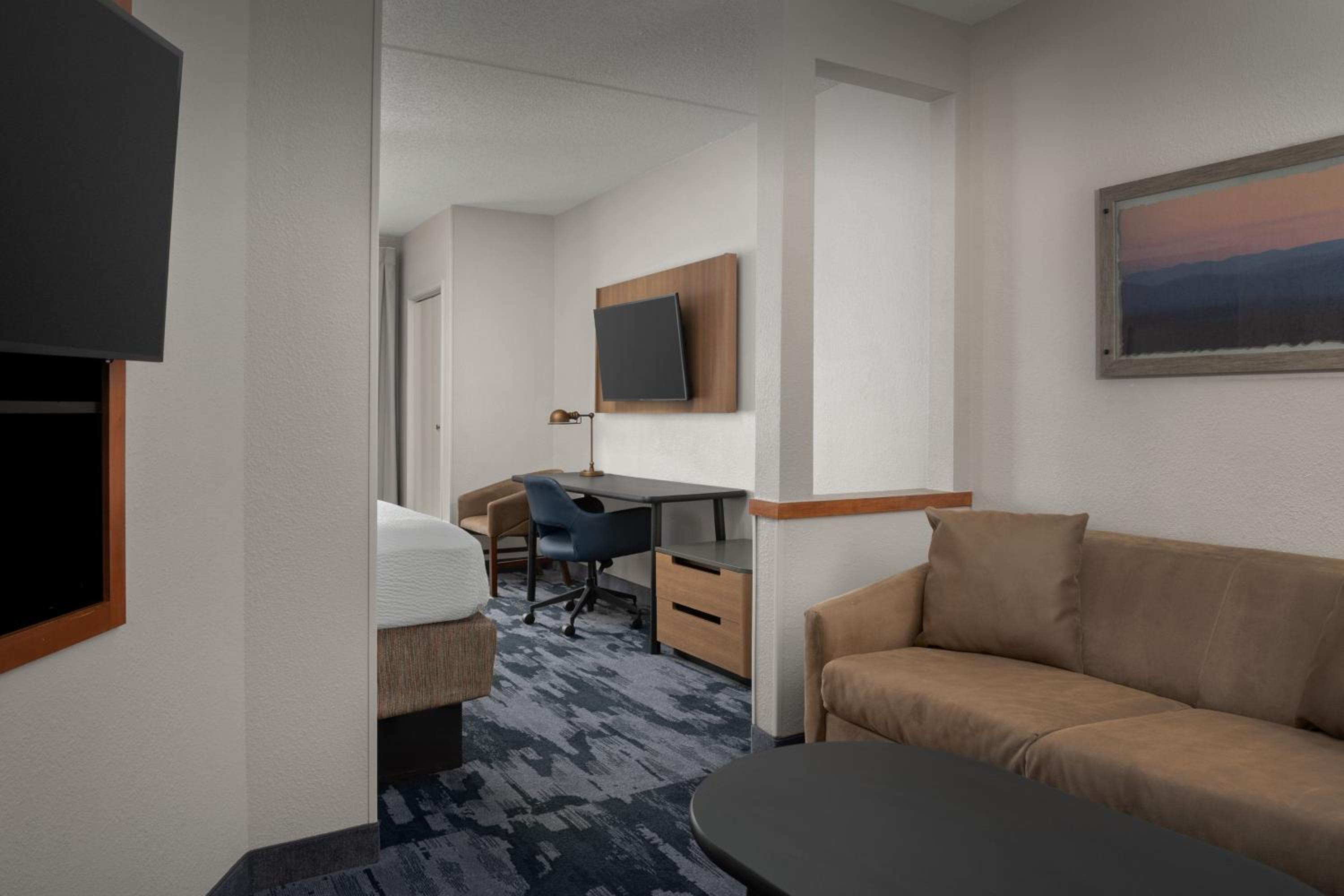 Queen Suite with Two Queen Beds, Bathtub and Sofa Bed - Mobility Access/Hearing Accessible photo 1