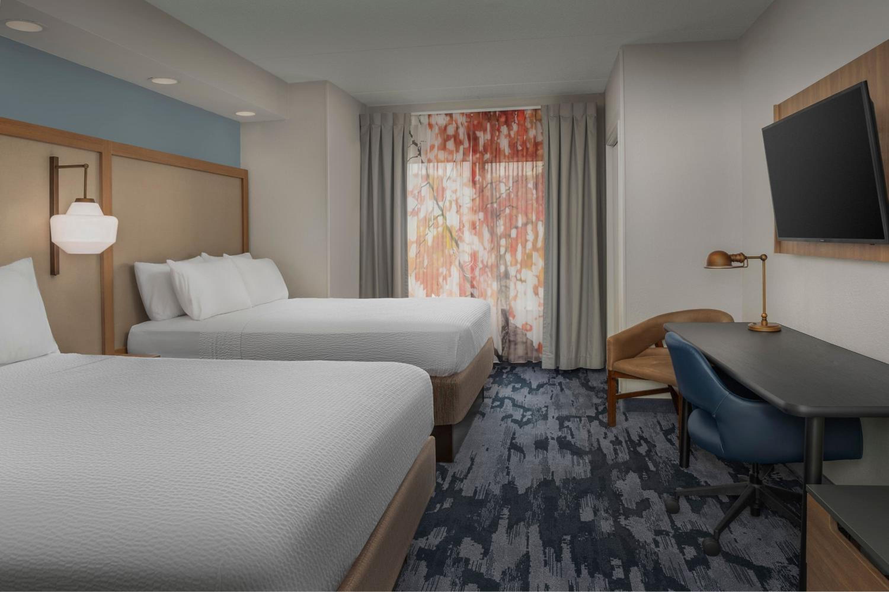 Queen Suite with Two Queen Beds, Bathtub and Sofa Bed - Mobility Access/Hearing Accessible photo 2