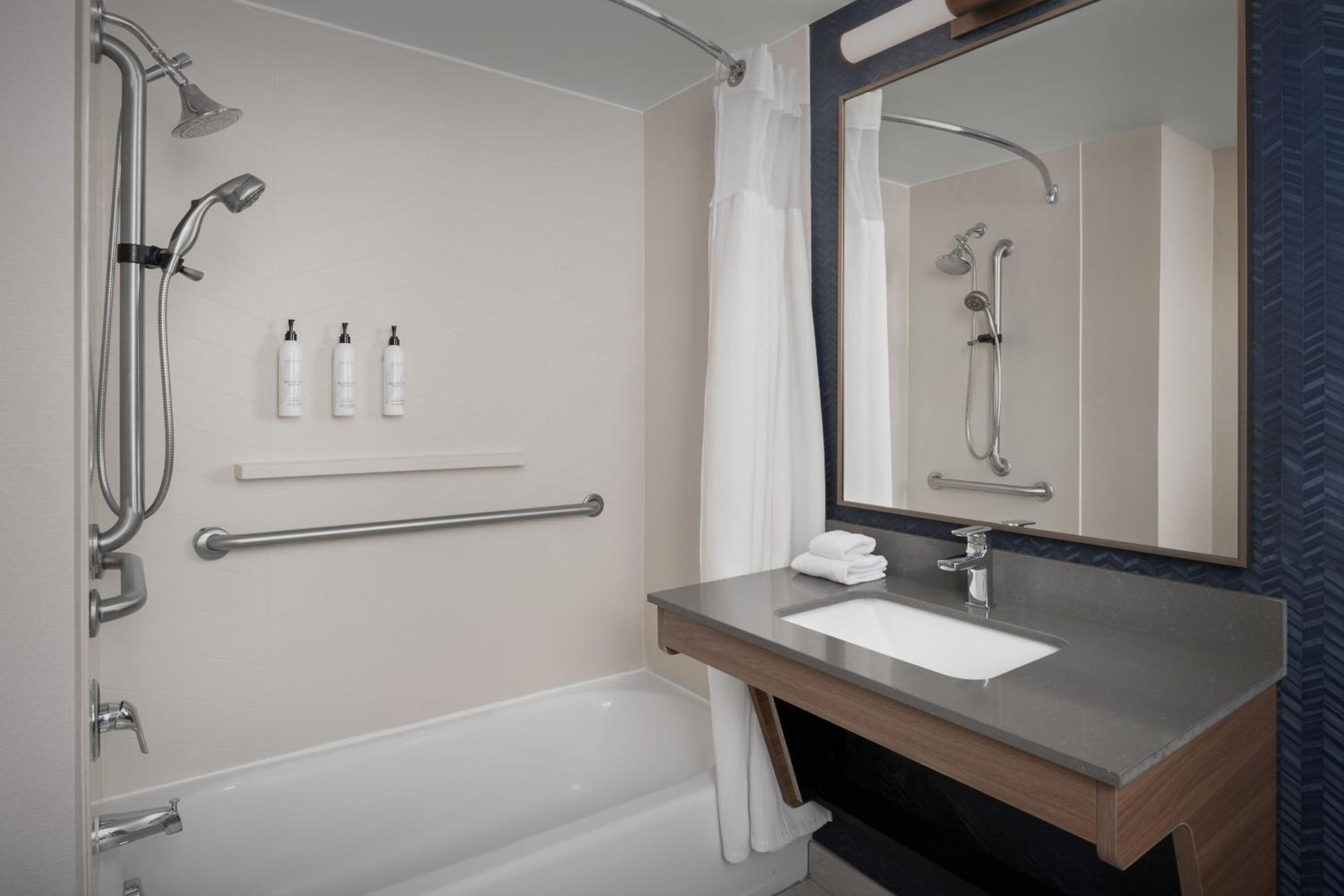 Queen Suite with Two Queen Beds, Bathtub and Sofa Bed - Mobility Access/Hearing Accessible photo 3