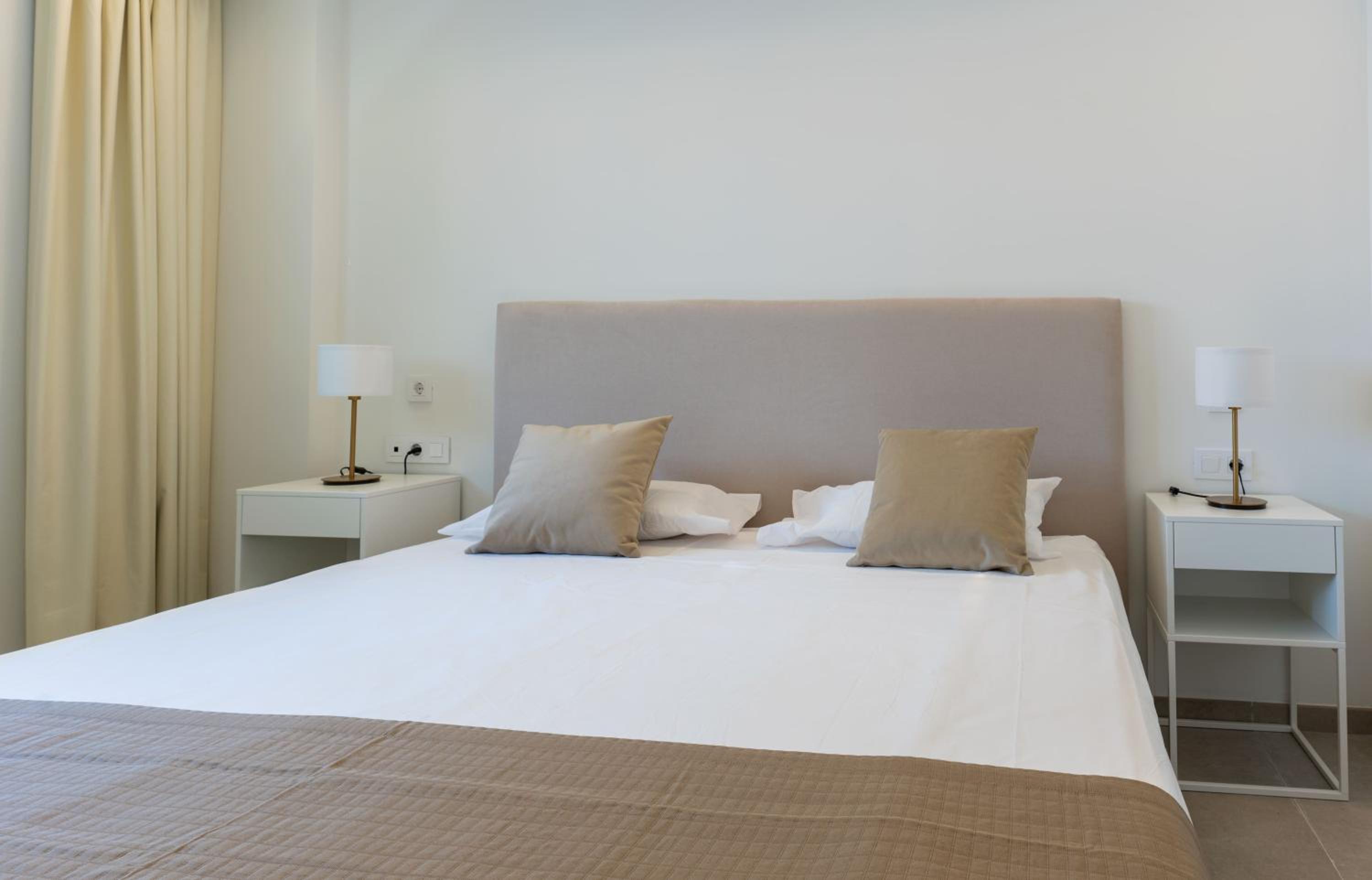 Apartamento de Dos Dormitorios con Vista a la Piscina