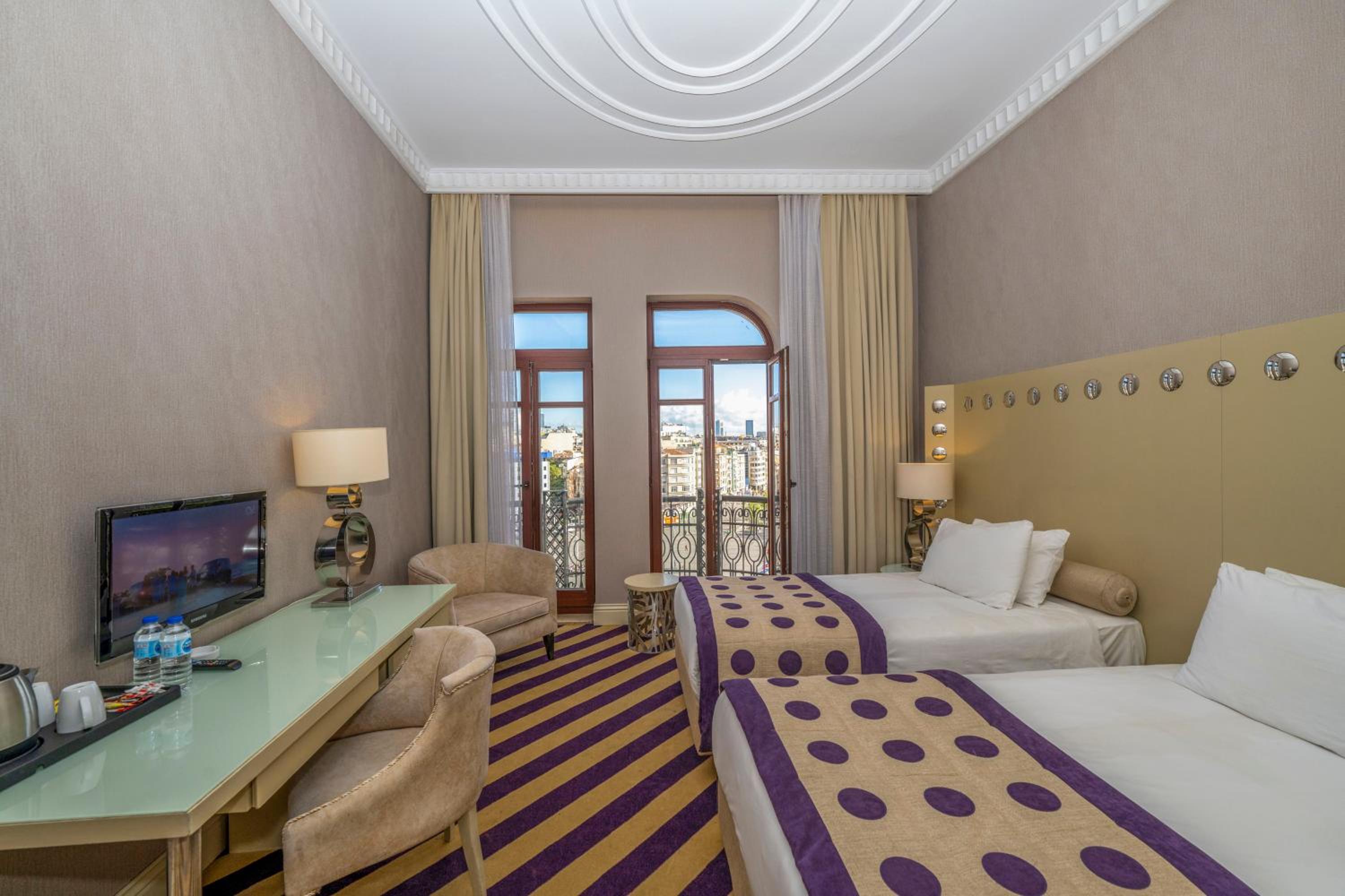 Superior Double or Twin Room with Square View photo 1