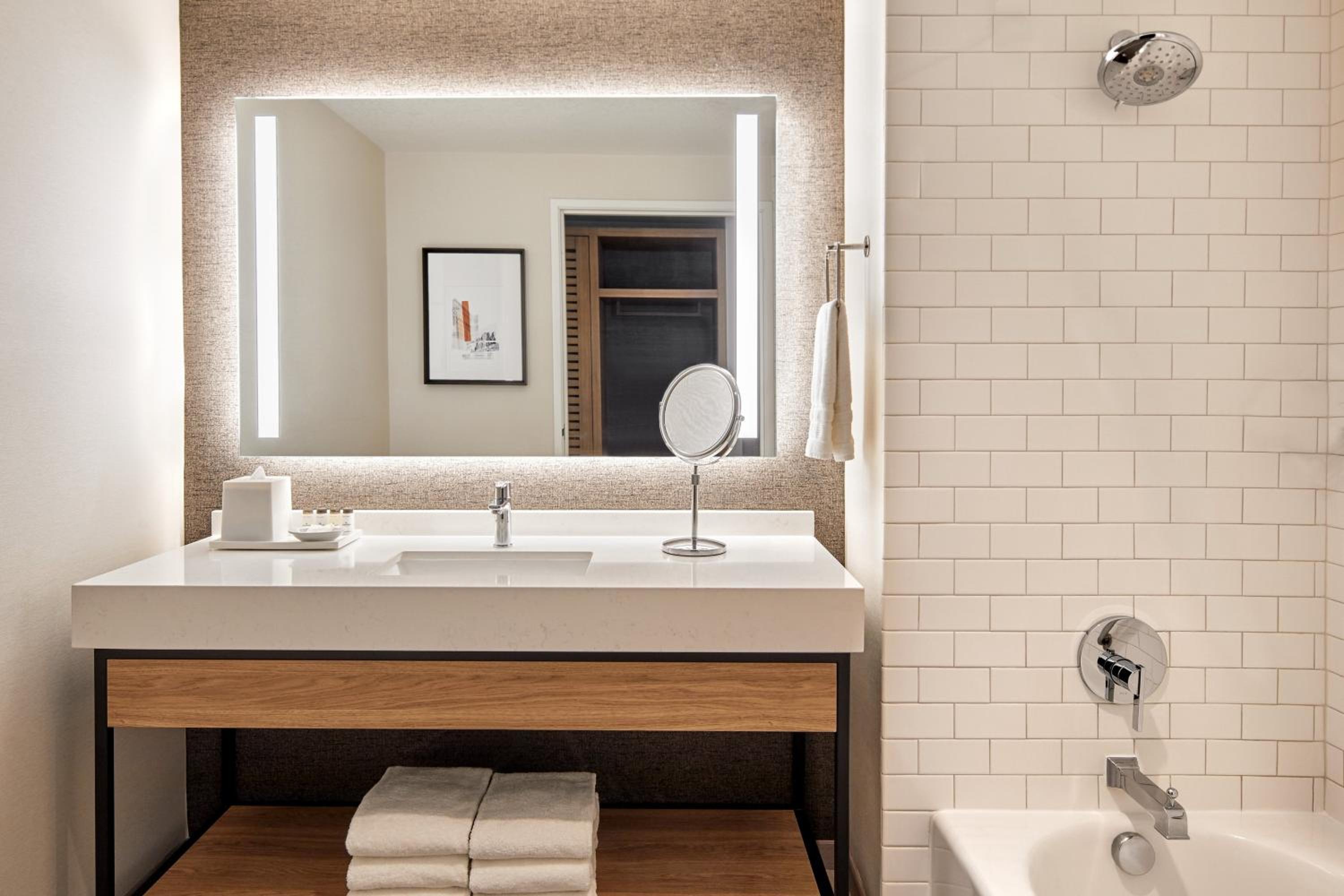 Executive Room, Club level, Guest room, 2 Double, City view - Photo 7