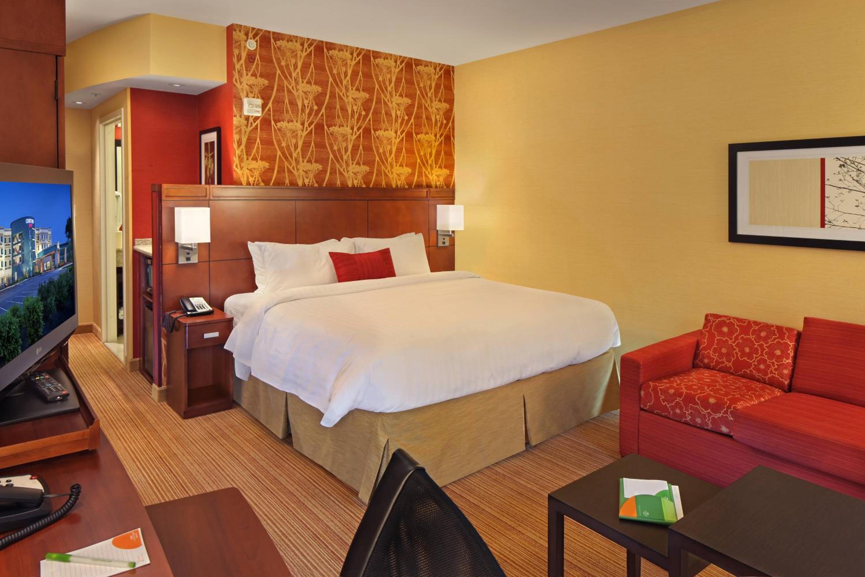 King Room with Sofa Bed - Photo 1