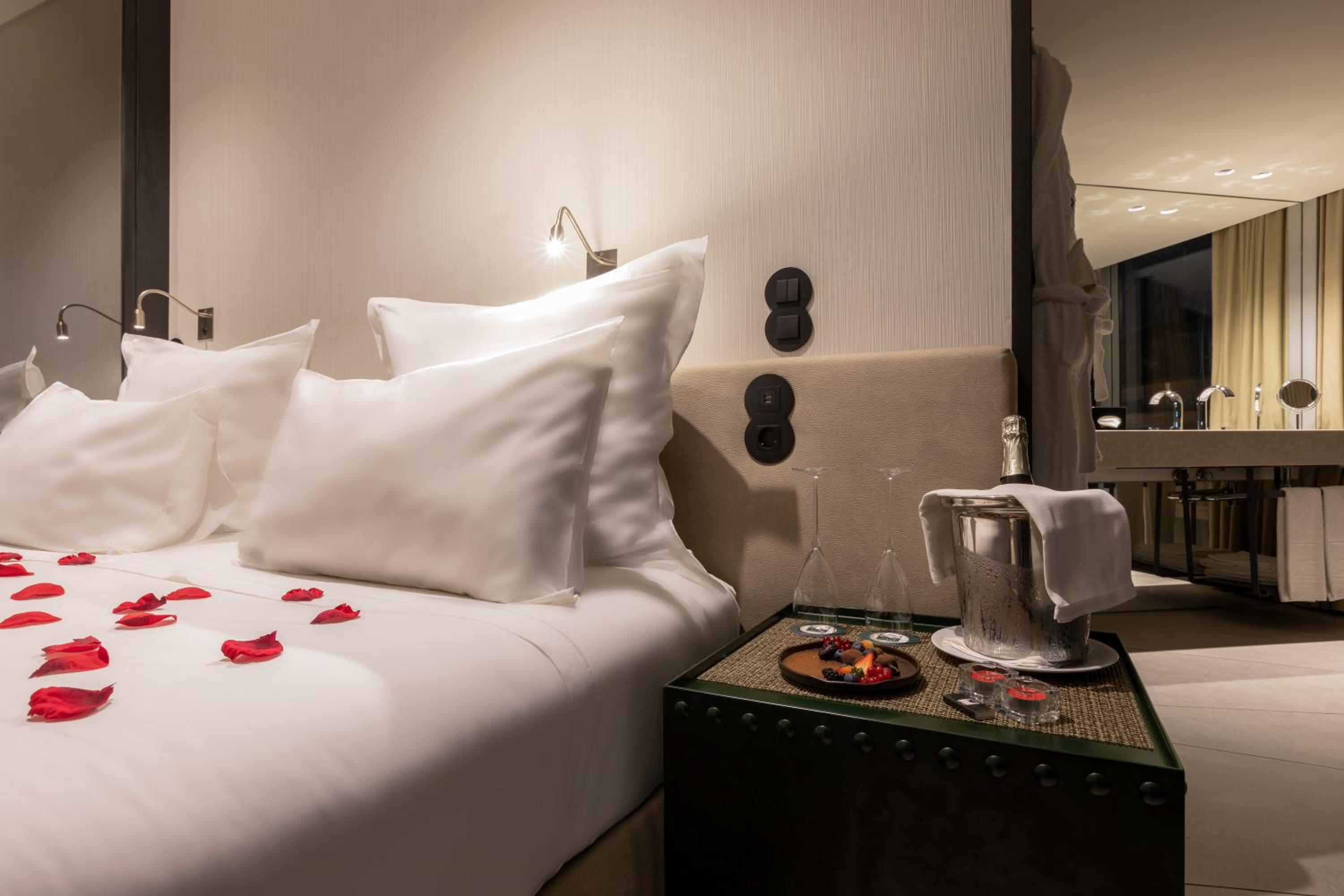 Deluxe Premium Double Room thumbnail 6