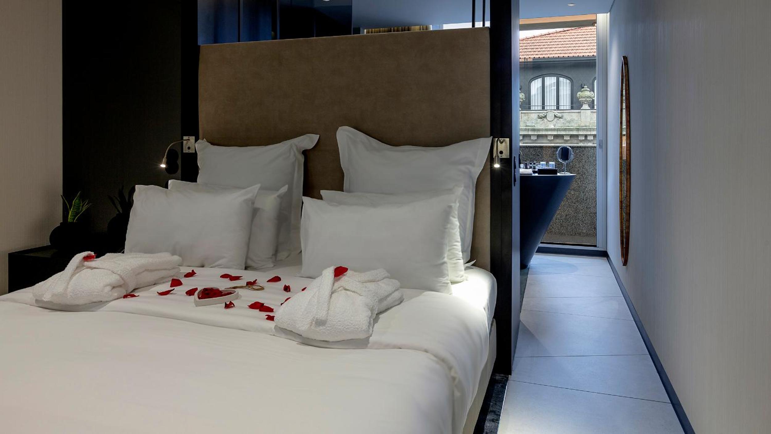 Deluxe Premium Double Room thumbnail 5