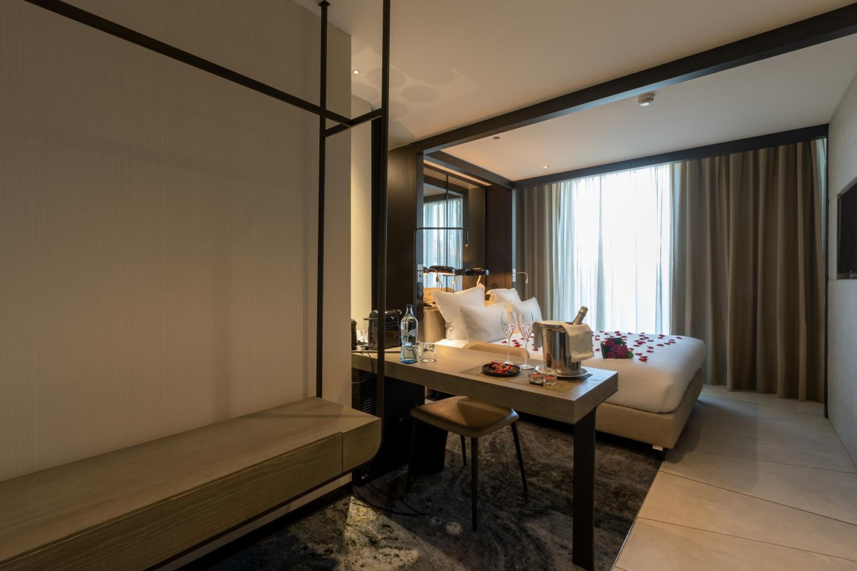 Deluxe Premium Double Room thumbnail 5