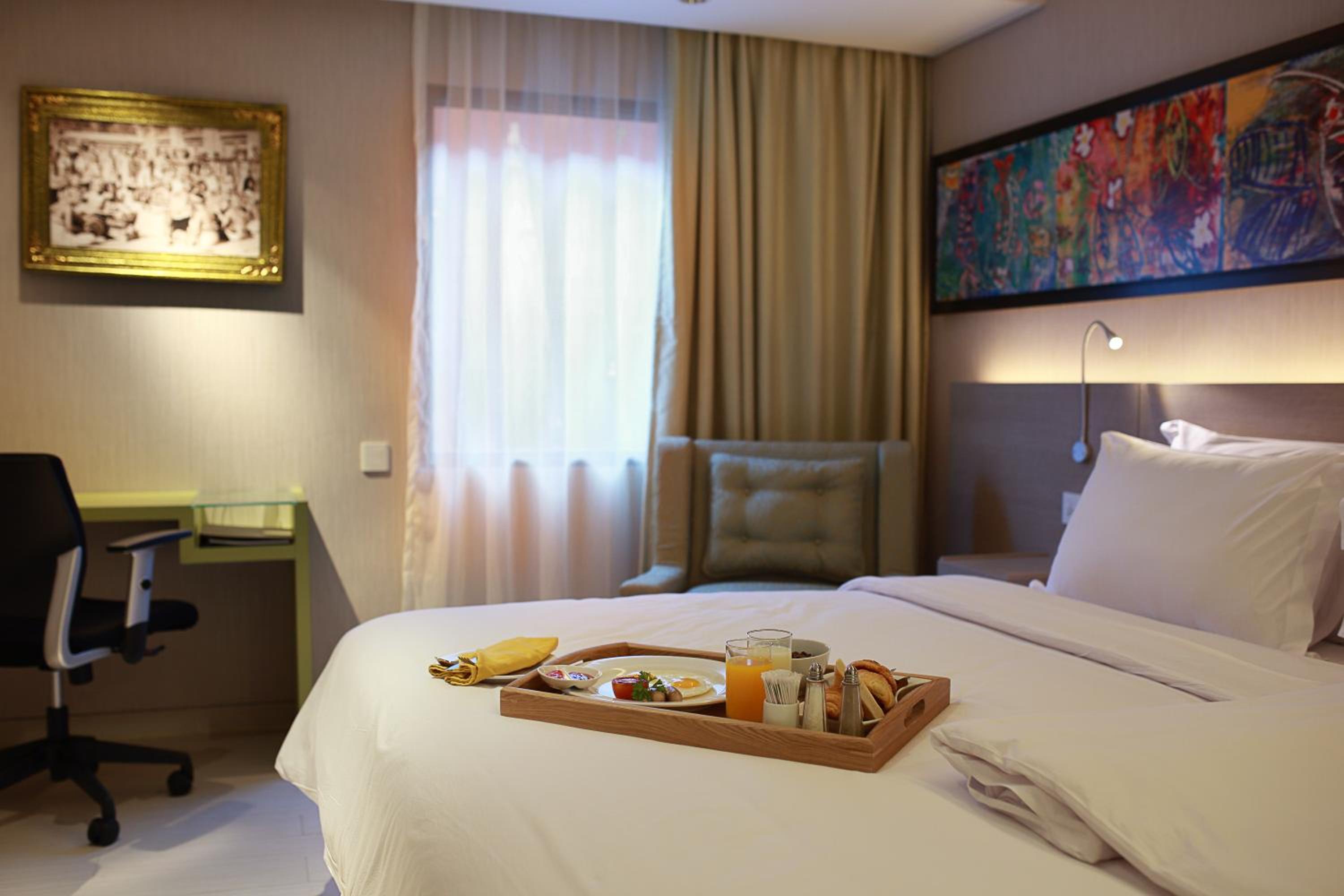 Superior King Room thumbnail 6