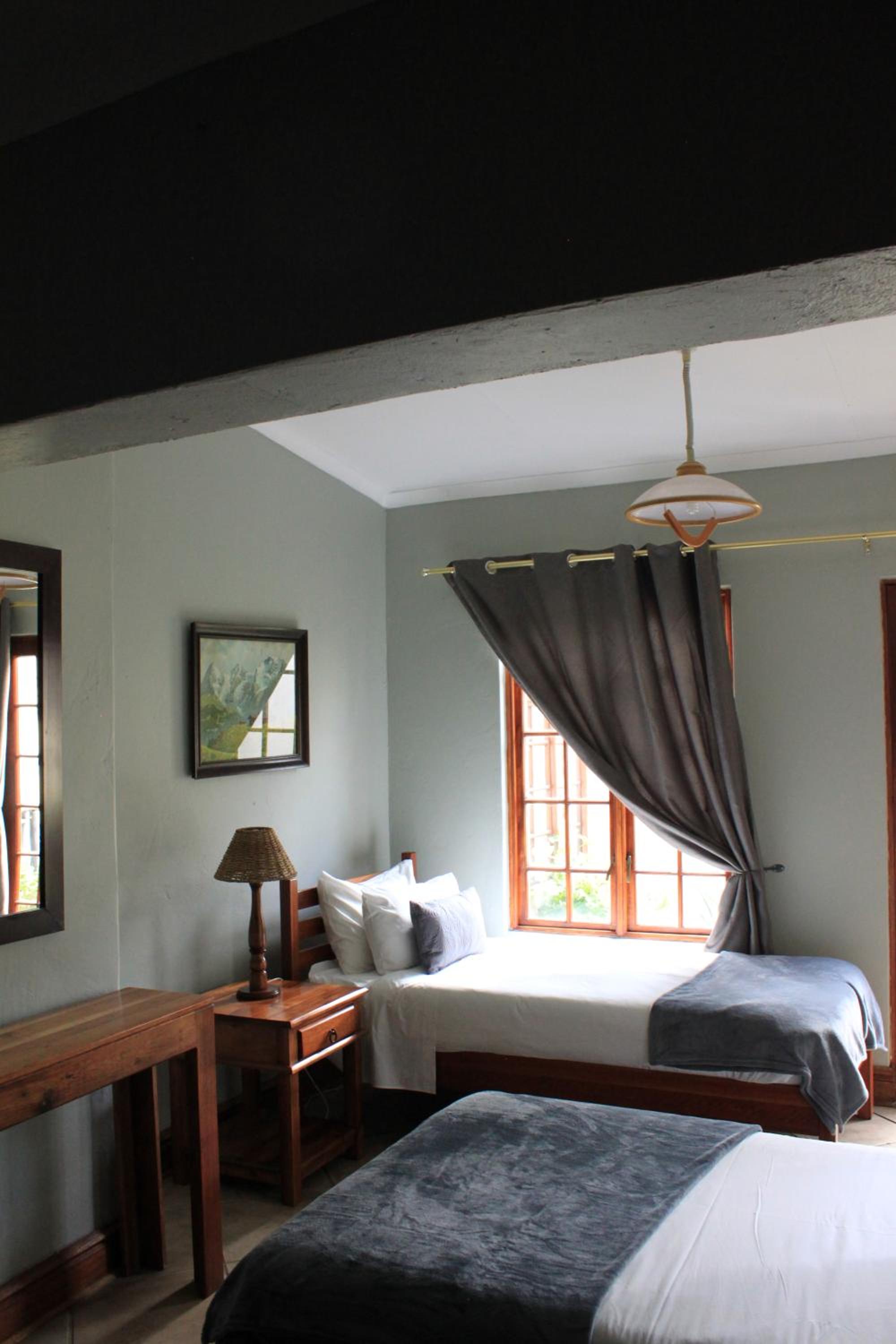 Downstairs Standard Family with a queen and twin beds off conservatory garden  - Photo 5