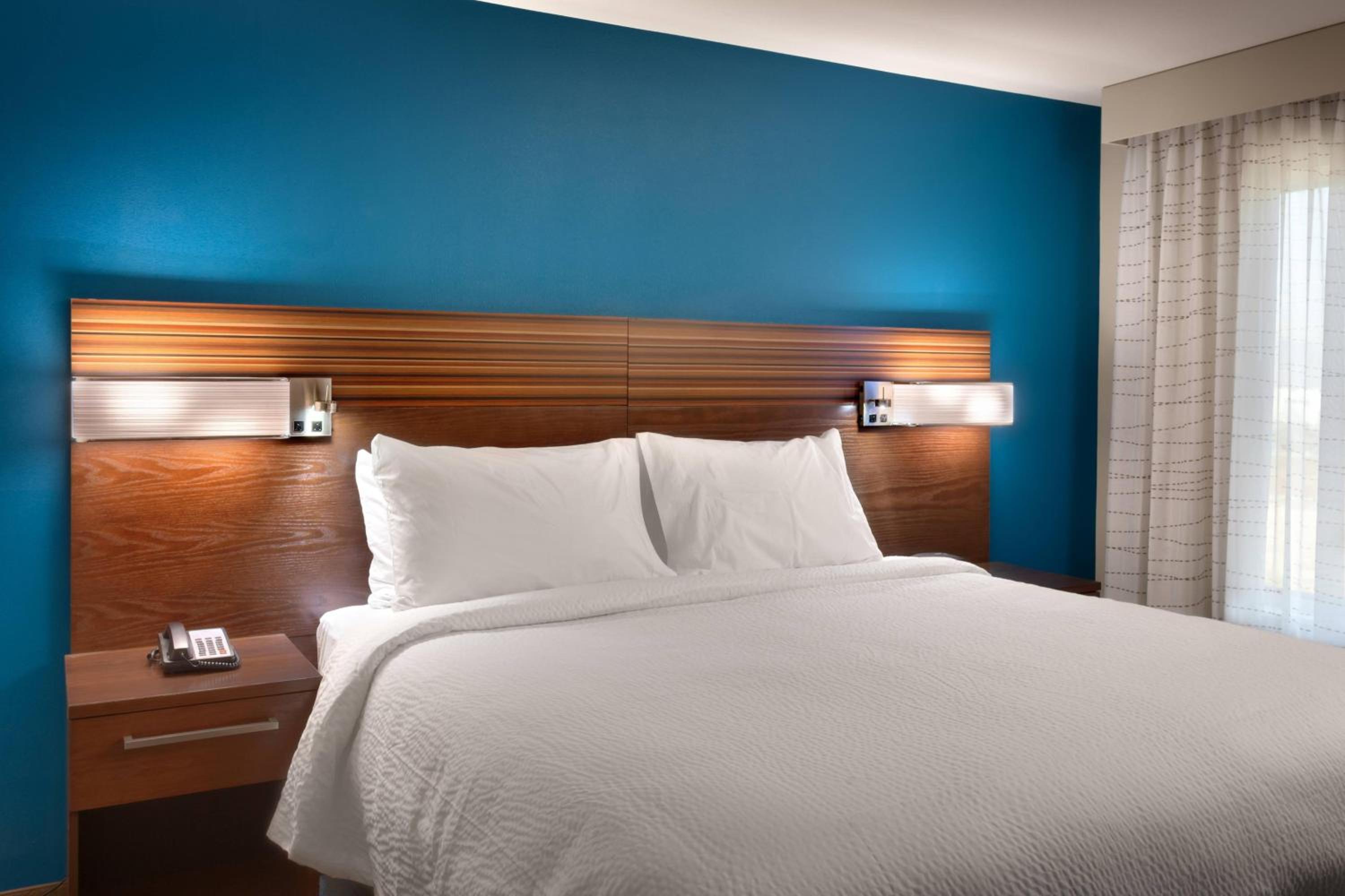 1 Bedroom Suite, 1 King, Sofa bed photo 1