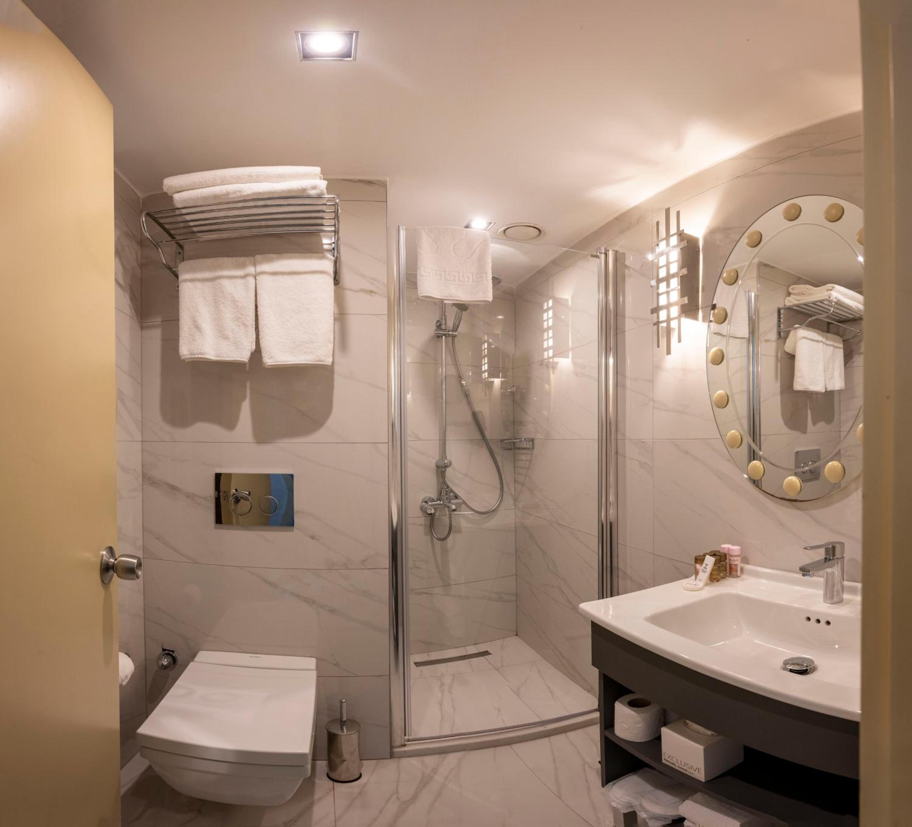Superior Double or Twin Room with Square View photo 2