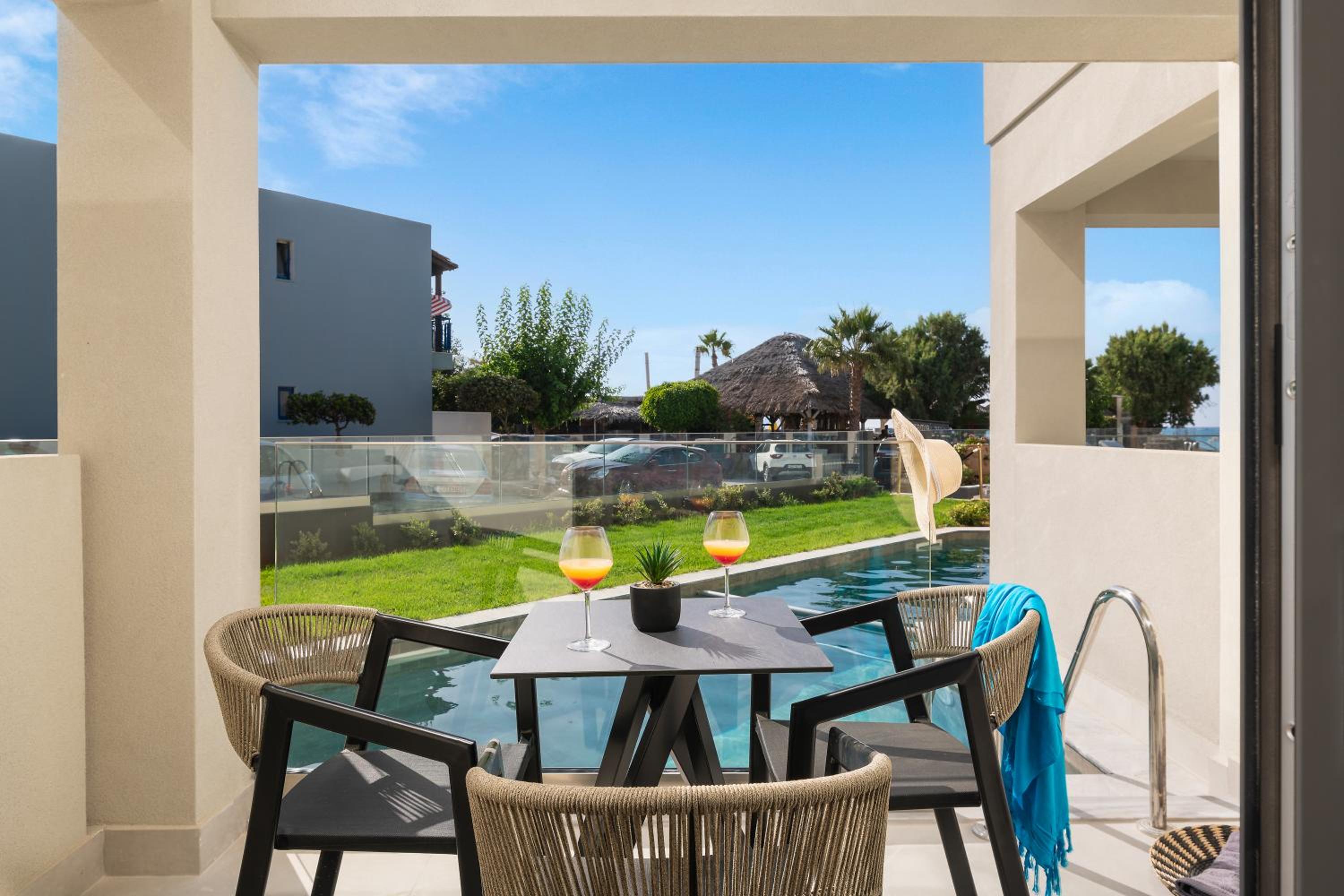 Deluxe Swim Up Room - Photo 6