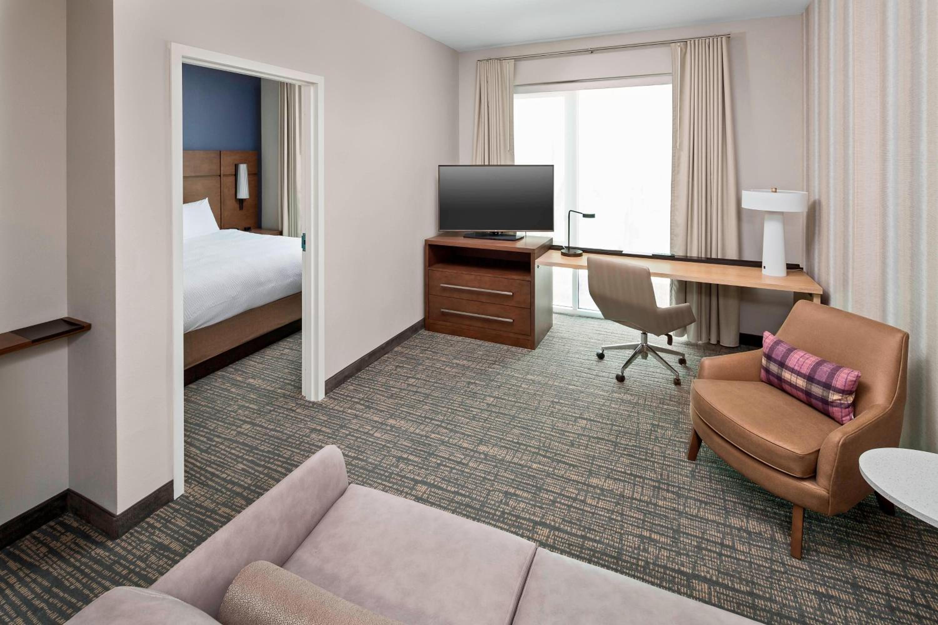 One-Bedroom King Suite with Sofa Bed and Adapted Tub - Mobility Accessible