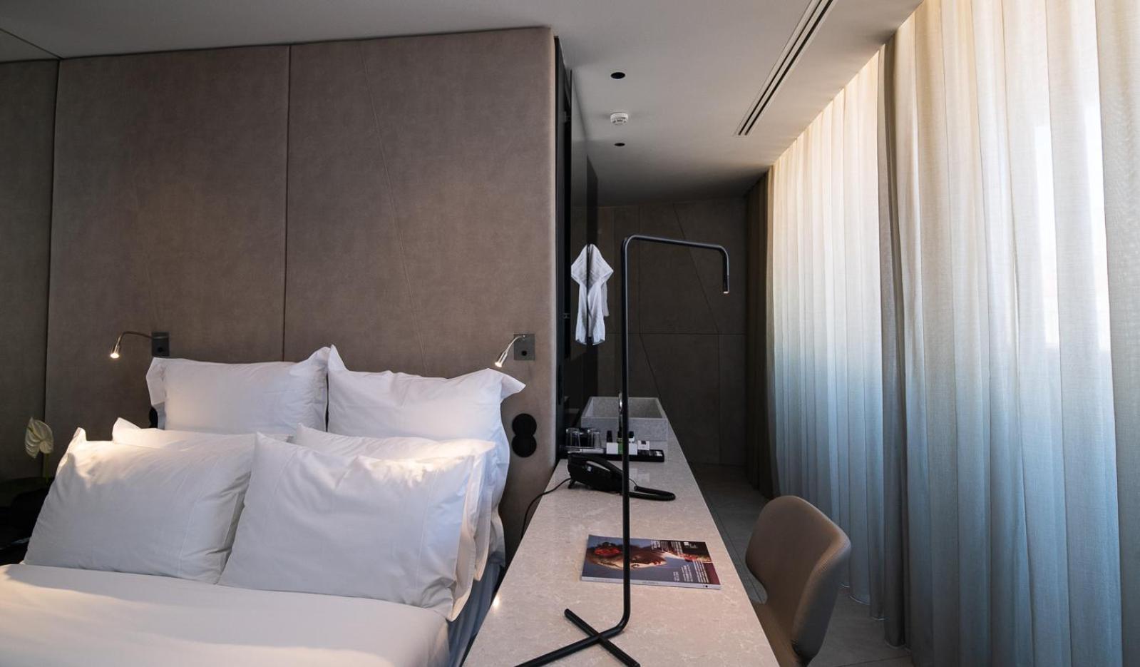 Deluxe Double Room thumbnail 5