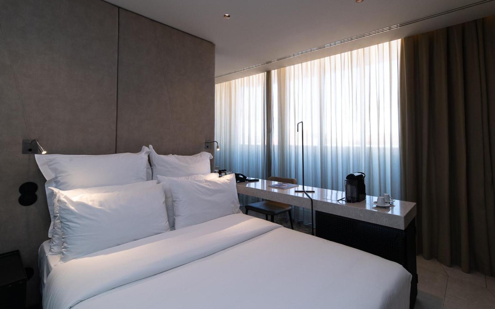 Deluxe Double Room thumbnail 6