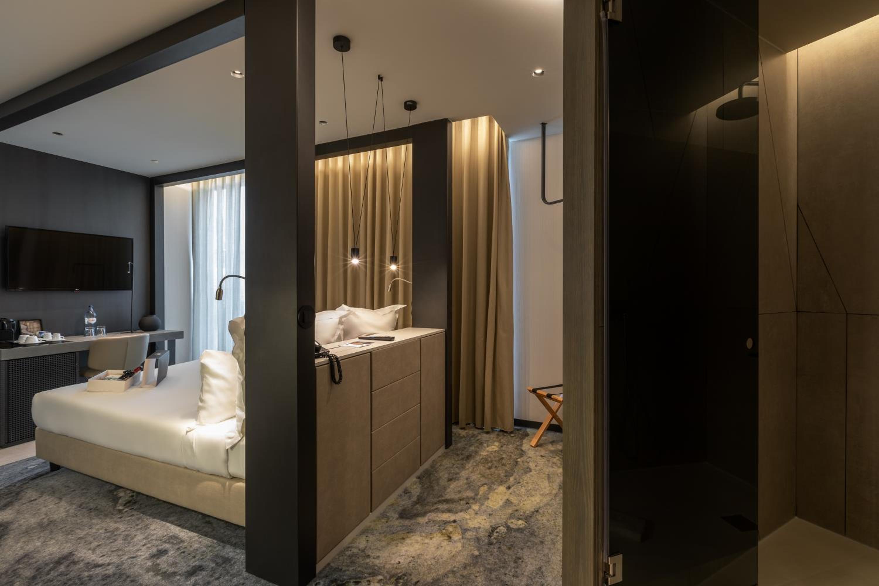 Deluxe Double Room thumbnail 5