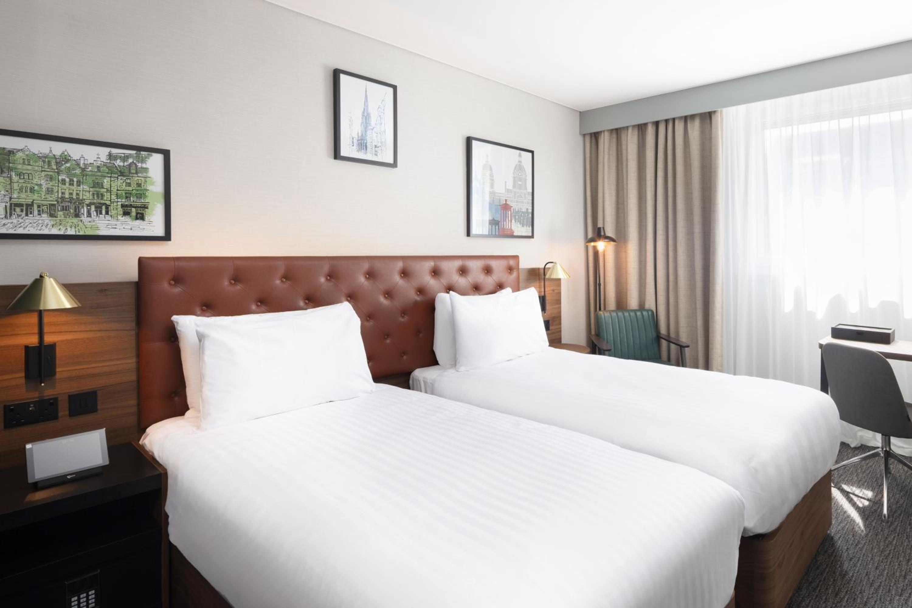 Twin Room thumbnail 5