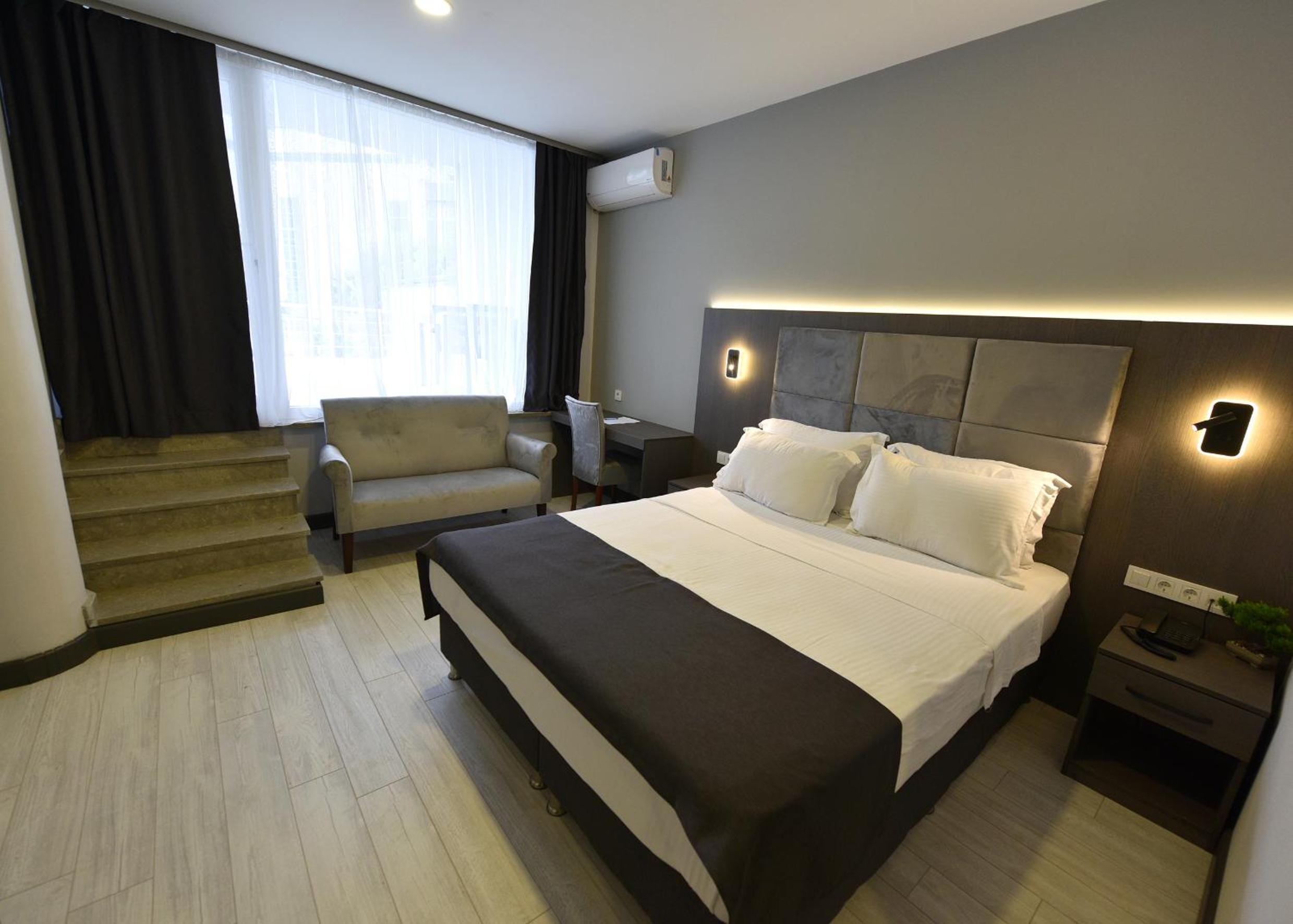 Deluxe Double Room With Balcony And Sea View - Photo 9
