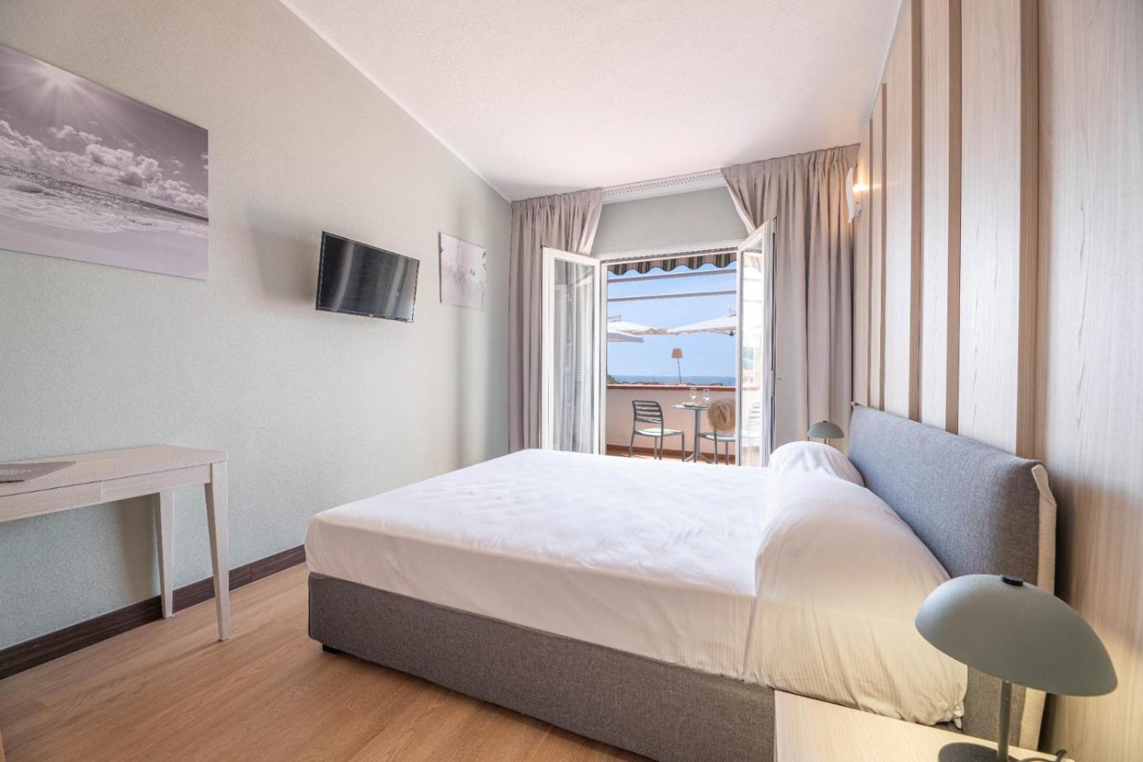 Double or Twin Room with Terrace