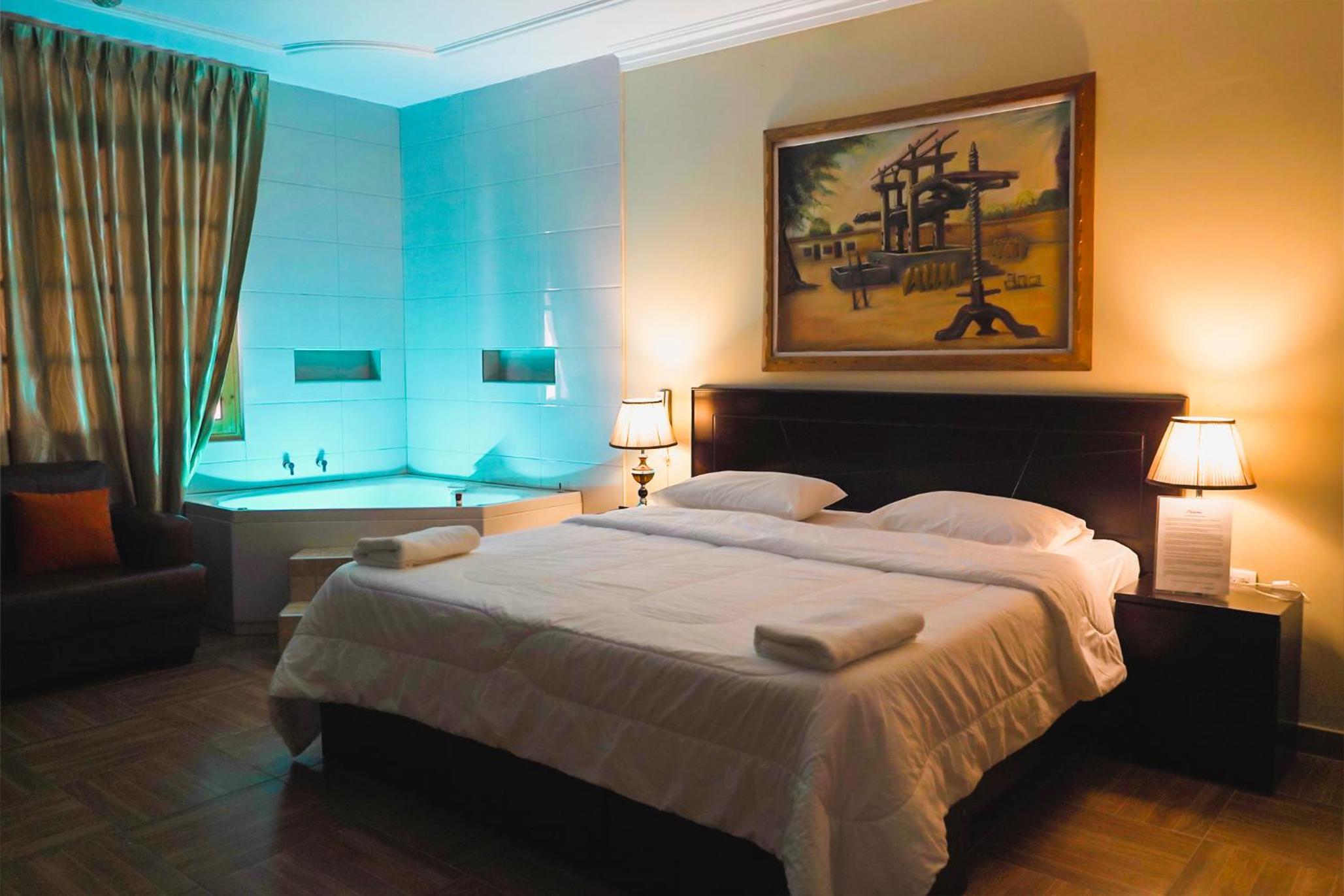 Queen Room with Pool View