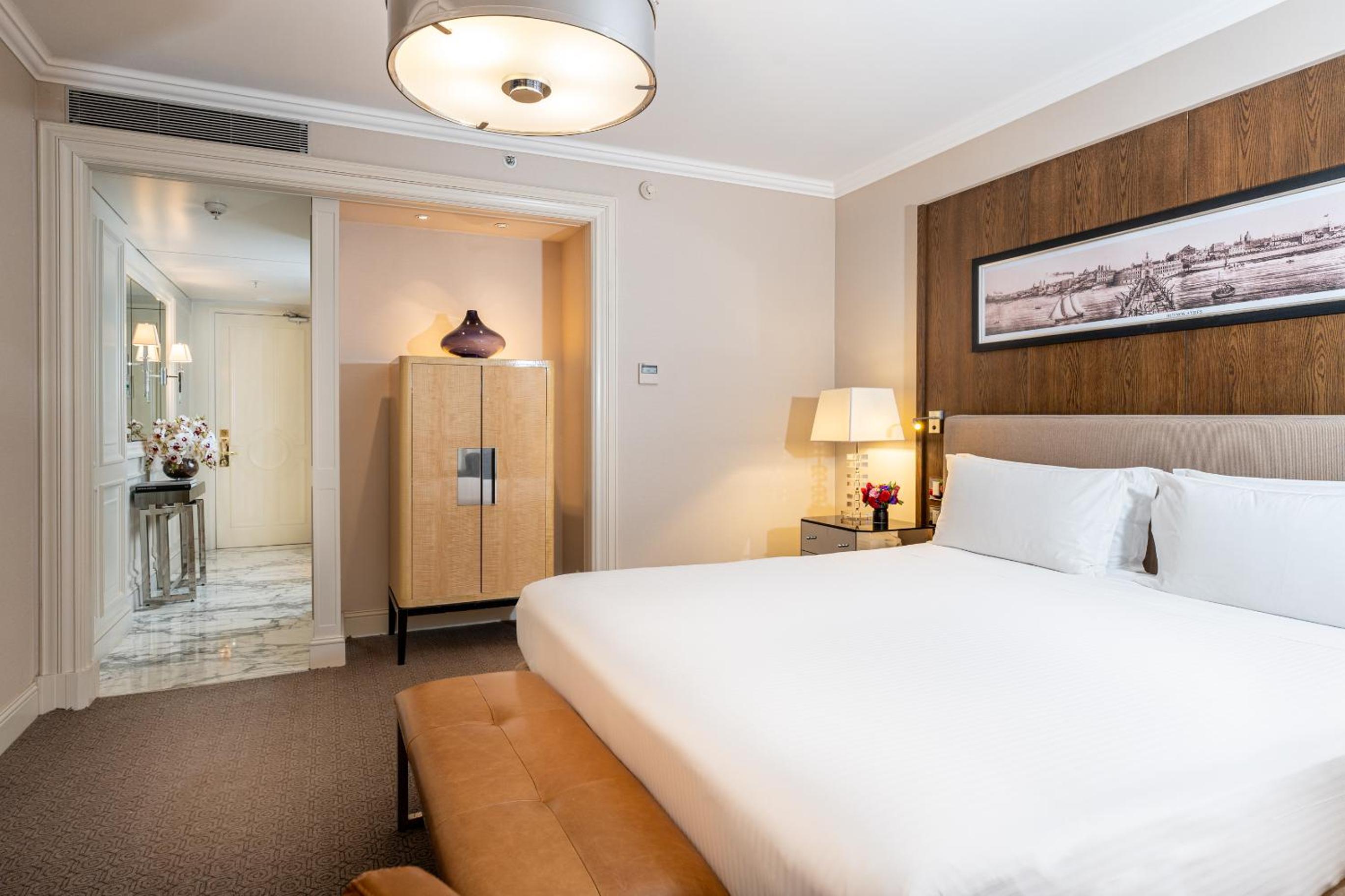 Deluxe Room thumbnail 5