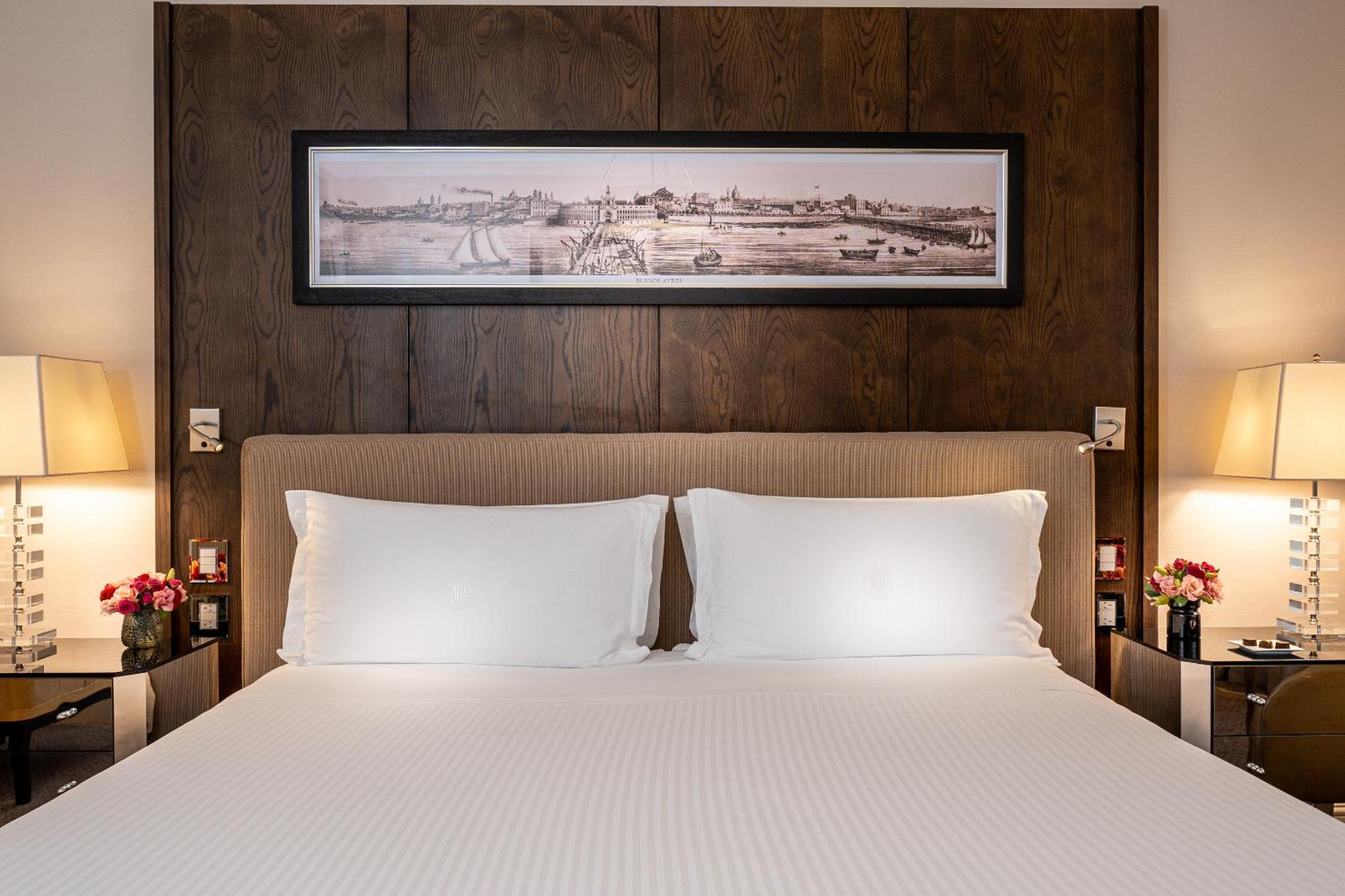Deluxe Room thumbnail 6