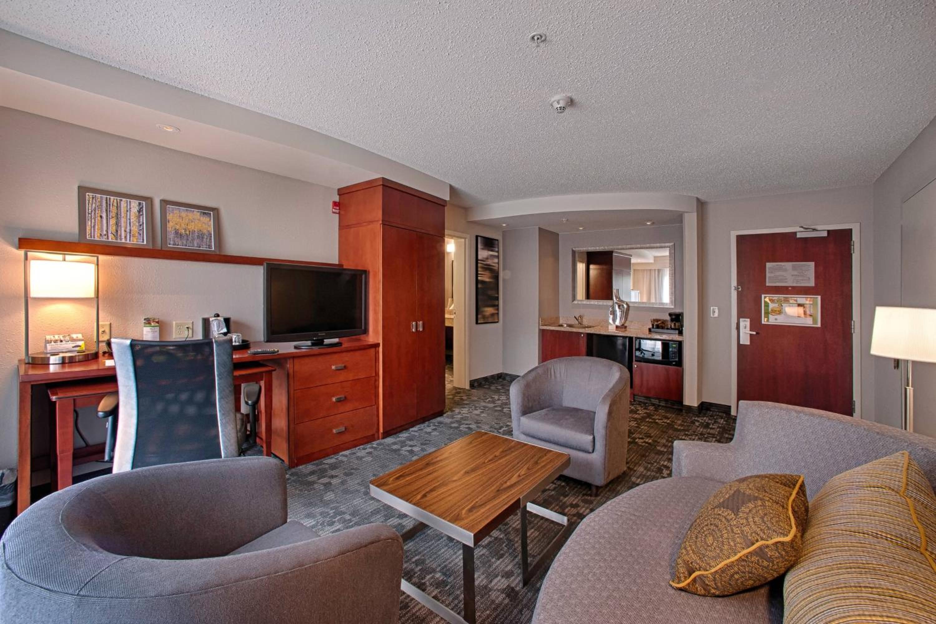 1 Bedroom 2 room Suite, 1 King, Sofa bed - Photo 1