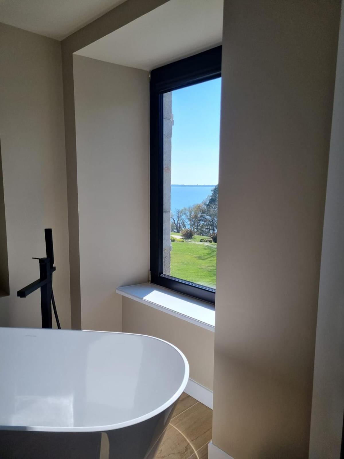 Apartment with Sea View and Spa Access