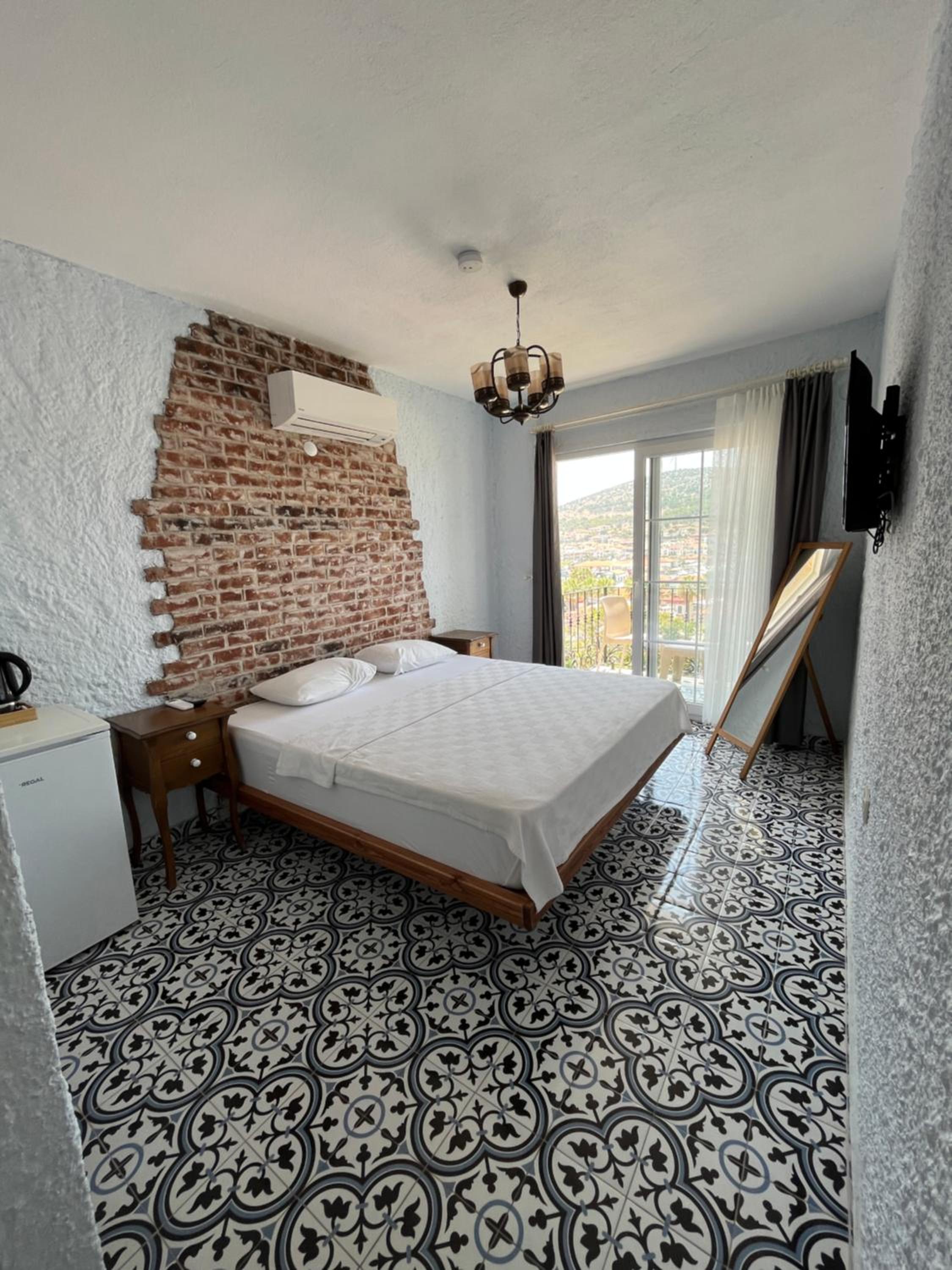 Deluxe Double Room with Balcony and Sea View - Photo 12