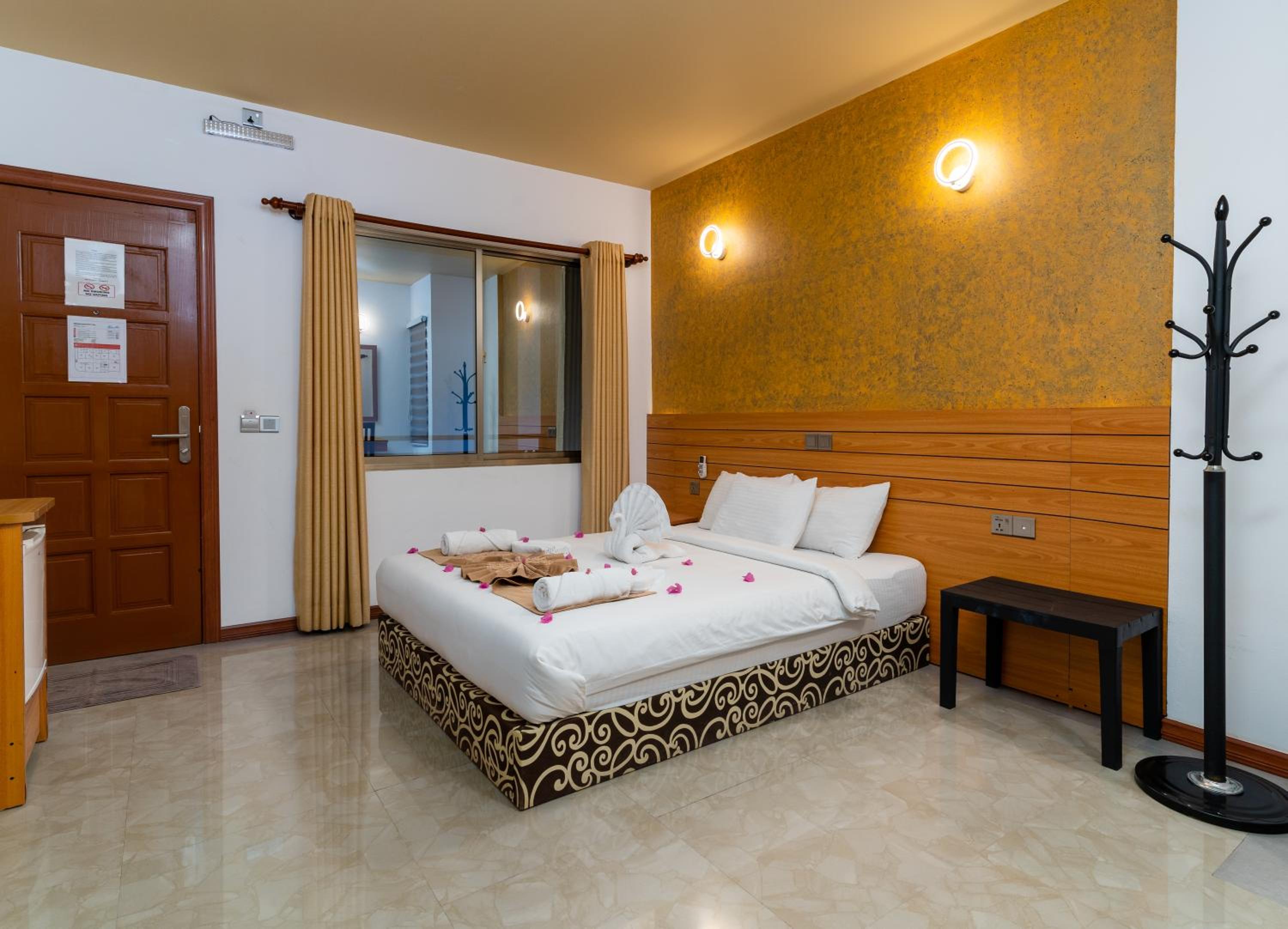 Deluxe Room - Photo 11