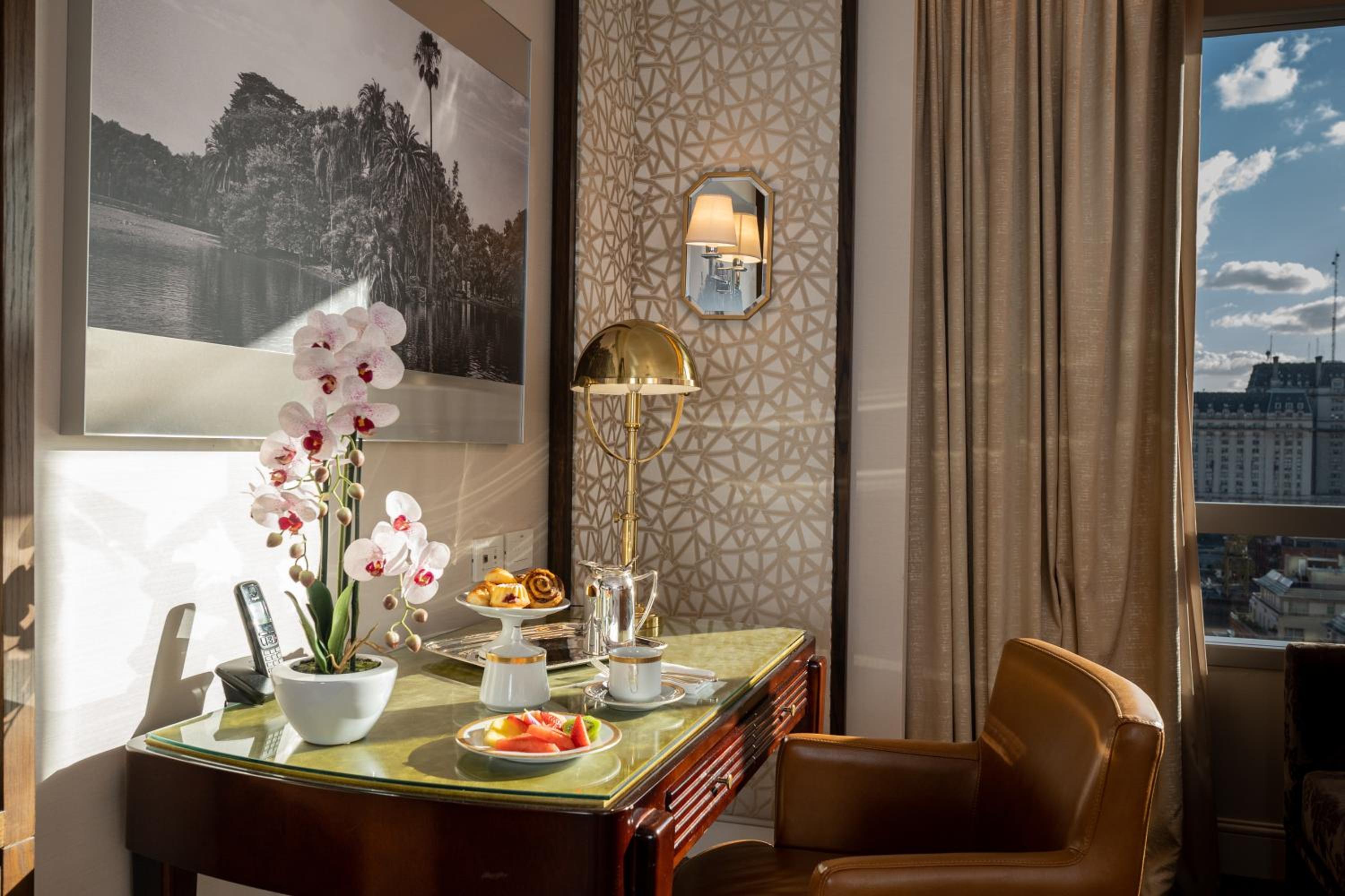Junior Suite with Canal View thumbnail 6