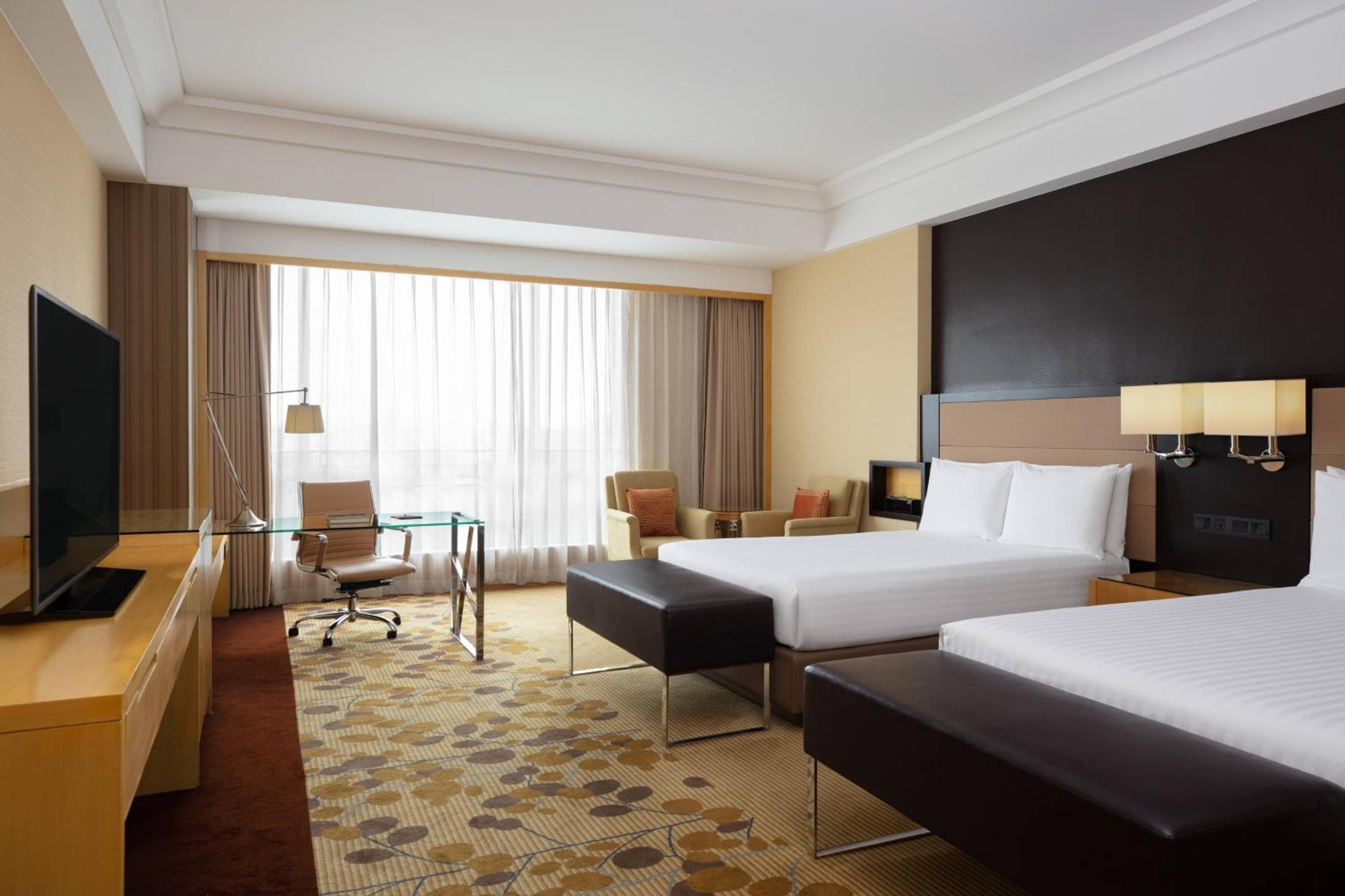 Executive Twin Room with Two Single Beds and Lounge Access and City View