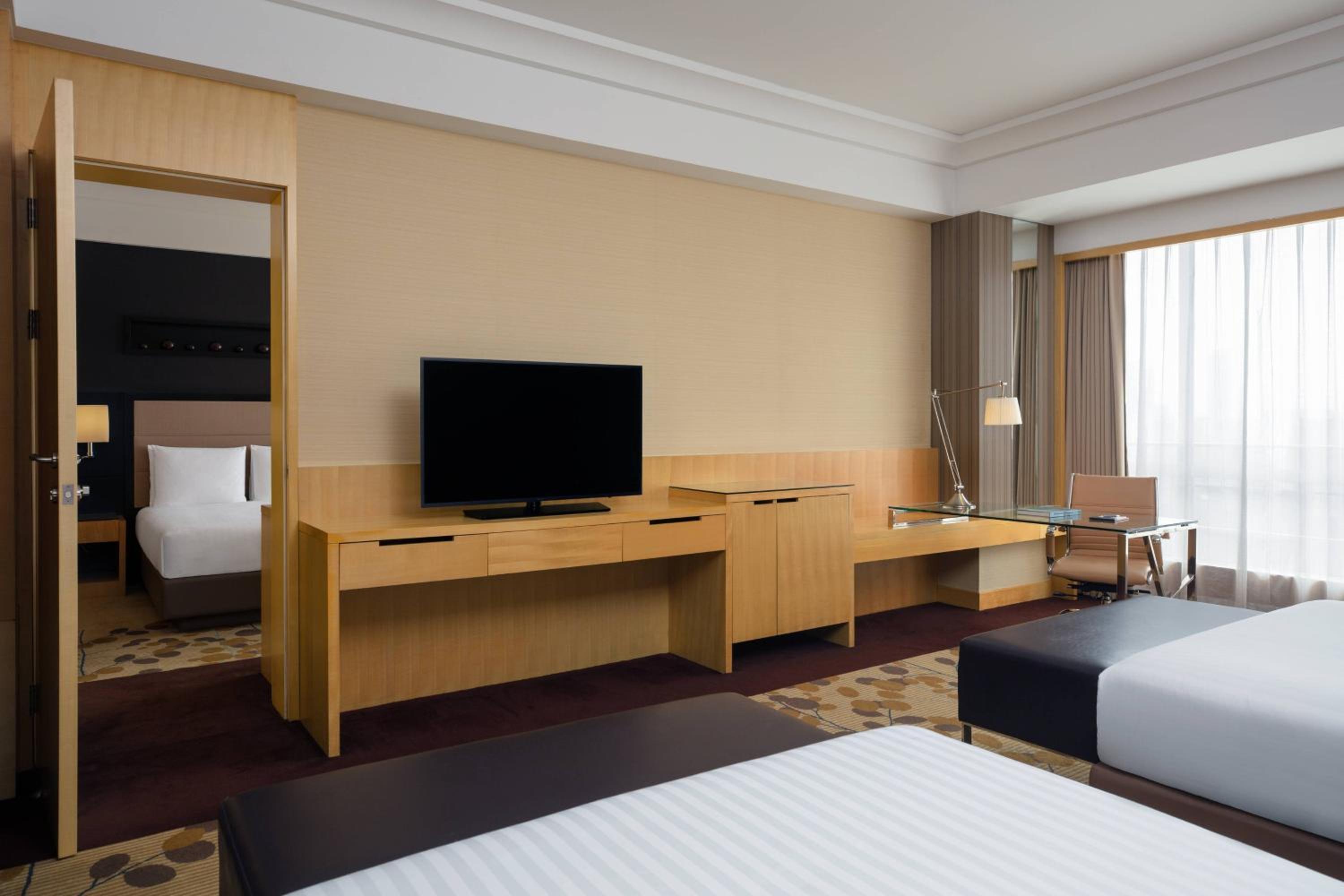 Executive King Room with City View and Lounge Access photo 3