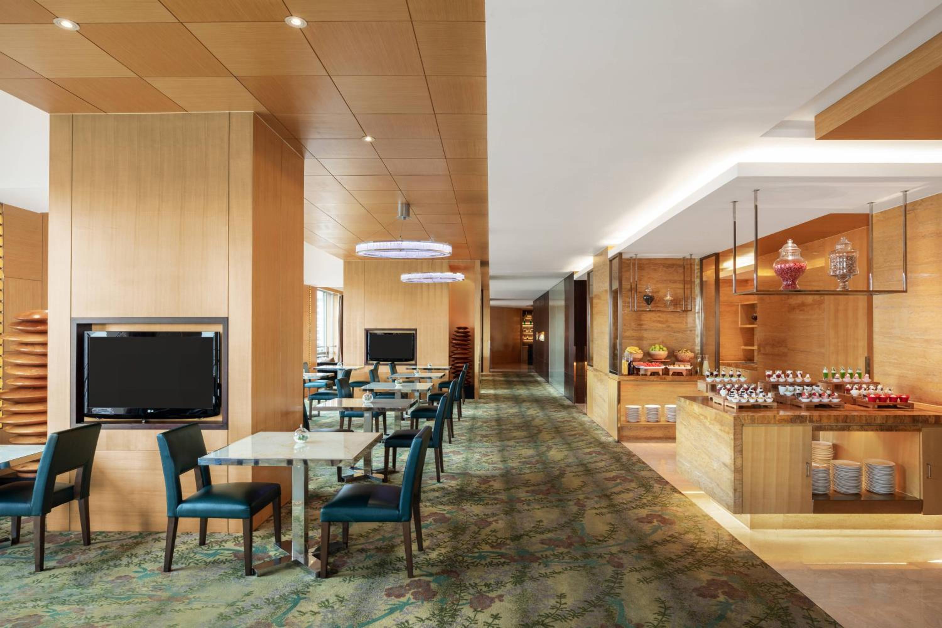 Executive King Room with City View and Lounge Access photo 2