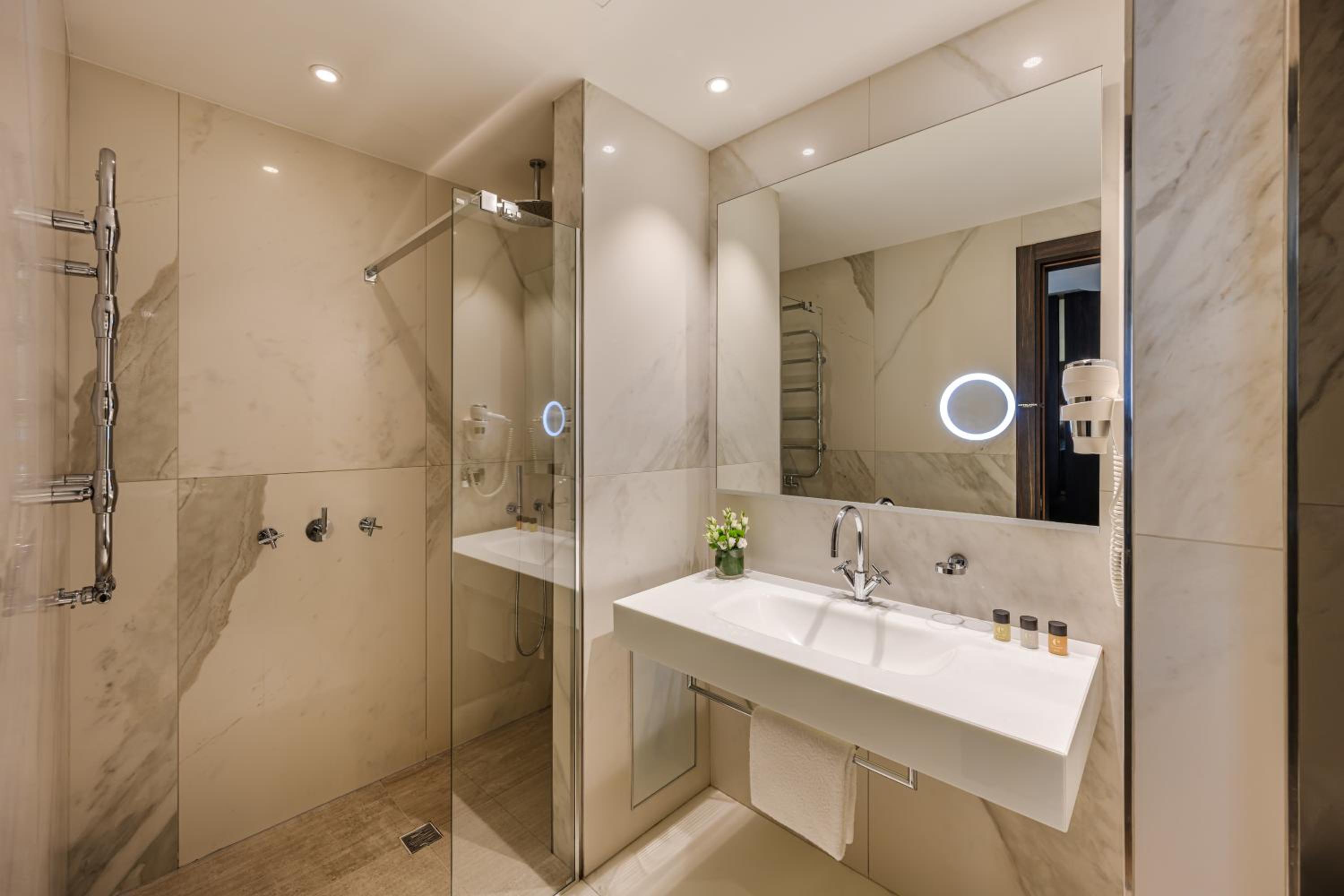 Deluxe Double or Twin Room - Photo 6