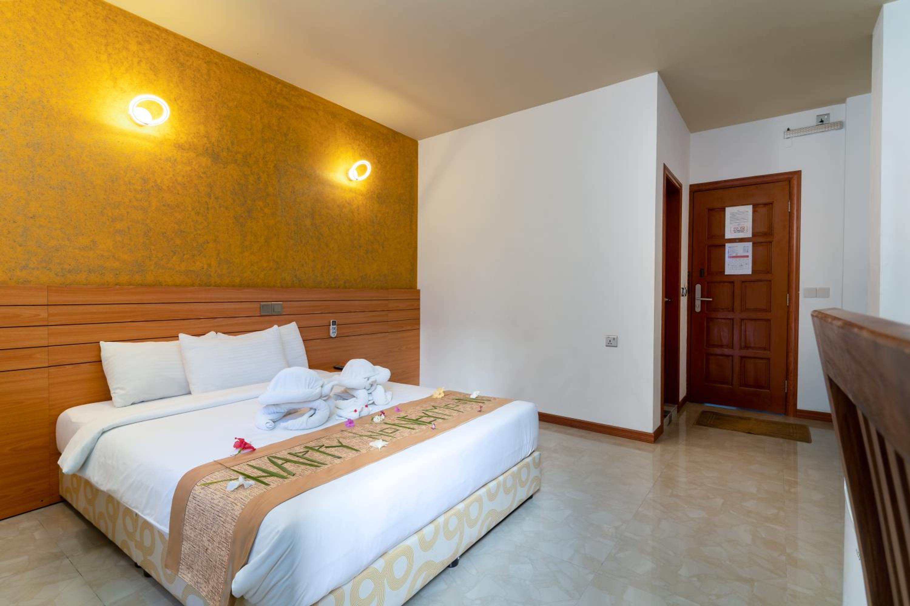 Deluxe Room - Photo 15